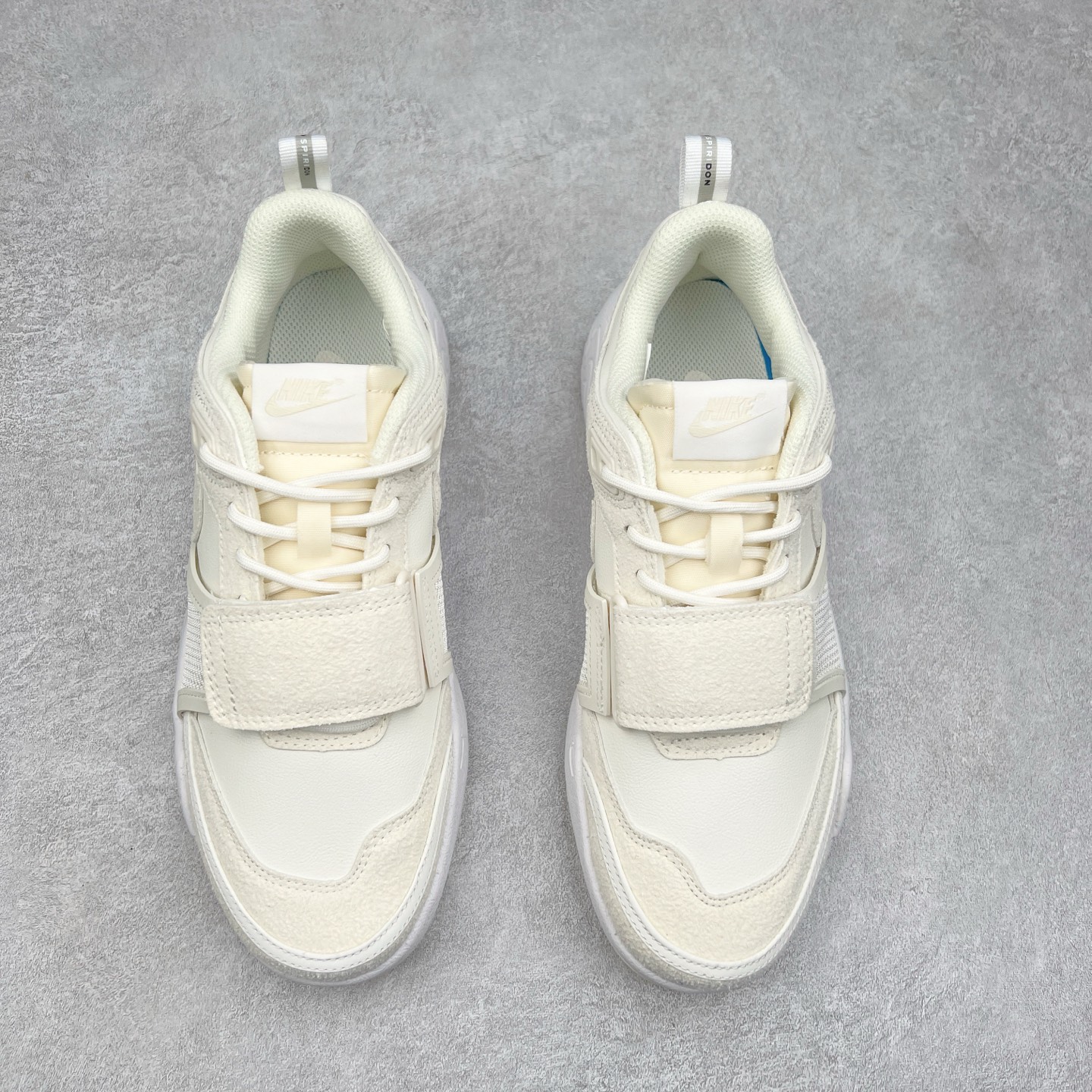 图片[2]-＃纯原 Travis Scott x NK Shark-A-Don \\\”Sail\\\” 舒适潮流防滑耐磨低帮生活休闲鞋 HQ3061-100 Travis Scott 携手NK再度发布令人期待的 “ Shark-A-Don ” ，作为继话题满满的 “ Jumpman Jack ” 之后的又一潮流巅峰之作，这款鞋以全新的鞋型搭配 “ Sail ” 配色惊艳登场，不禁让人好奇它是否还能继续捕获粉丝们的狂热追捧与喜爱。鞋面采用了柔和的米白色调，融合高级皮革与细腻的绒面革材质，整体外观质感满满。设计上，它保留了绑带元素，提升了鞋子的稳固性。重点是这次取消了倒钩元素设计。为了提升透气性，鞋舌和鞋领部分采用了网眼布料。鞋后跟印有 Cactus Jack 的品牌标志和 Travis Scott 的招牌鬼脸 Logo，标签处还设计了 3M 反光细节。而 Swoosh 则巧妙地与 Travis Scott 的个人元素融合在一起。尺码：40 40.5 41 42 42.5 43 44 44.5 45-选品中心