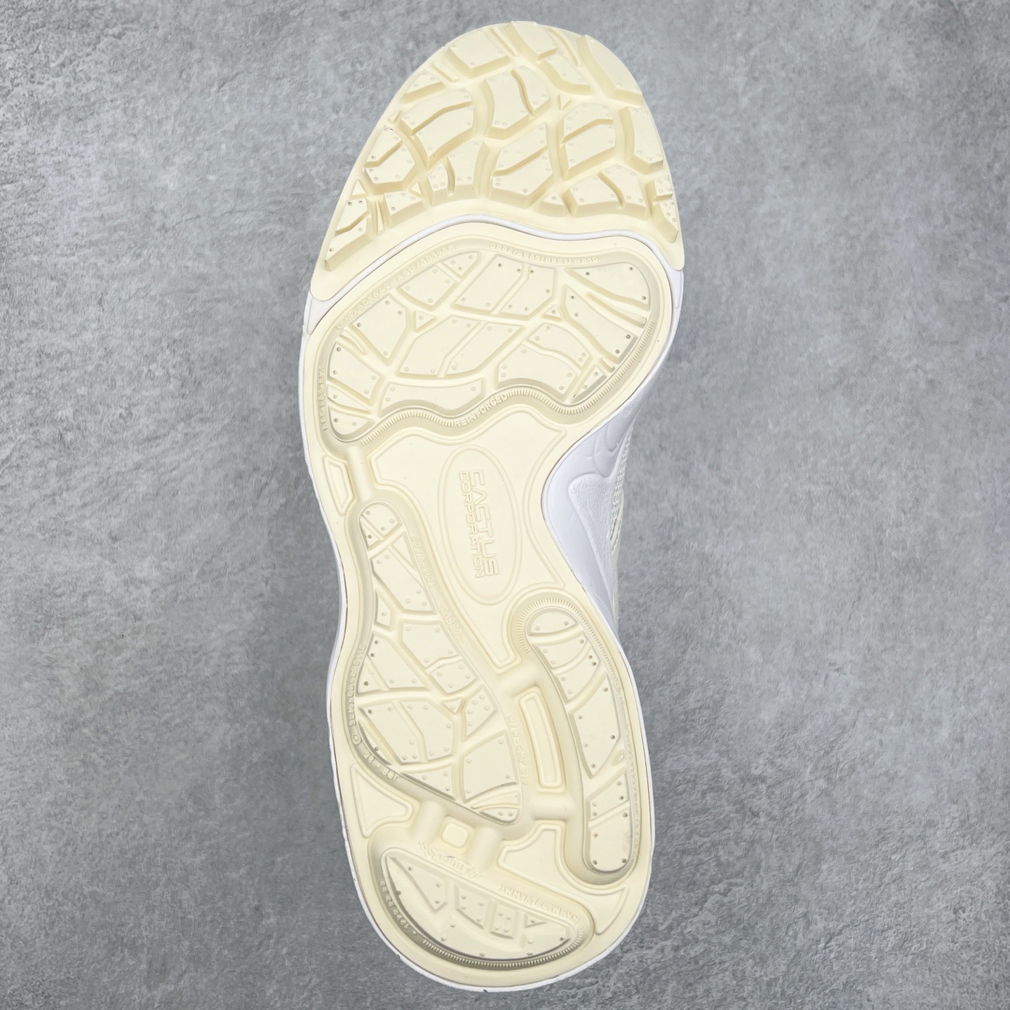 图片[9]-＃纯原 Travis Scott x NK Shark-A-Don \\\”Sail\\\” 舒适潮流防滑耐磨低帮生活休闲鞋 HQ3061-100 Travis Scott 携手NK再度发布令人期待的 “ Shark-A-Don ” ，作为继话题满满的 “ Jumpman Jack ” 之后的又一潮流巅峰之作，这款鞋以全新的鞋型搭配 “ Sail ” 配色惊艳登场，不禁让人好奇它是否还能继续捕获粉丝们的狂热追捧与喜爱。鞋面采用了柔和的米白色调，融合高级皮革与细腻的绒面革材质，整体外观质感满满。设计上，它保留了绑带元素，提升了鞋子的稳固性。重点是这次取消了倒钩元素设计。为了提升透气性，鞋舌和鞋领部分采用了网眼布料。鞋后跟印有 Cactus Jack 的品牌标志和 Travis Scott 的招牌鬼脸 Logo，标签处还设计了 3M 反光细节。而 Swoosh 则巧妙地与 Travis Scott 的个人元素融合在一起。尺码：40 40.5 41 42 42.5 43 44 44.5 45-选品中心