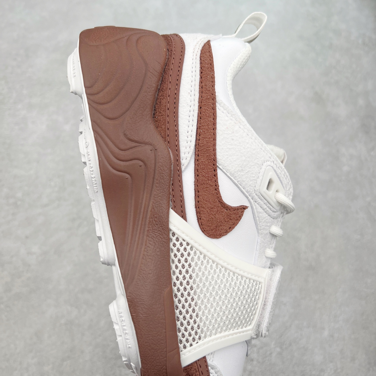 图片[6]-＃纯原 Travis Scott x NK Shark-A-Don \\\”Sail\\\” 舒适潮流防滑耐磨低帮生活休闲鞋 HQ3073-100 Travis Scott 携手NK再度发布令人期待的 “ Shark-A-Don ” ，作为继话题满满的 “ Jumpman Jack ” 之后的又一潮流巅峰之作，这款鞋以全新的鞋型搭配 “ Sail ” 配色惊艳登场，不禁让人好奇它是否还能继续捕获粉丝们的狂热追捧与喜爱。鞋面采用了柔和的米白色调，融合高级皮革与细腻的绒面革材质，整体外观质感满满。设计上，它保留了绑带元素，提升了鞋子的稳固性。重点是这次取消了倒钩元素设计。为了提升透气性，鞋舌和鞋领部分采用了网眼布料。鞋后跟印有 Cactus Jack 的品牌标志和 Travis Scott 的招牌鬼脸 Logo，标签处还设计了 3M 反光细节。而 Swoosh 则巧妙地与 Travis Scott 的个人元素融合在一起。尺码：40 40.5 41 42 42.5 43 44 44.5 45-选品中心