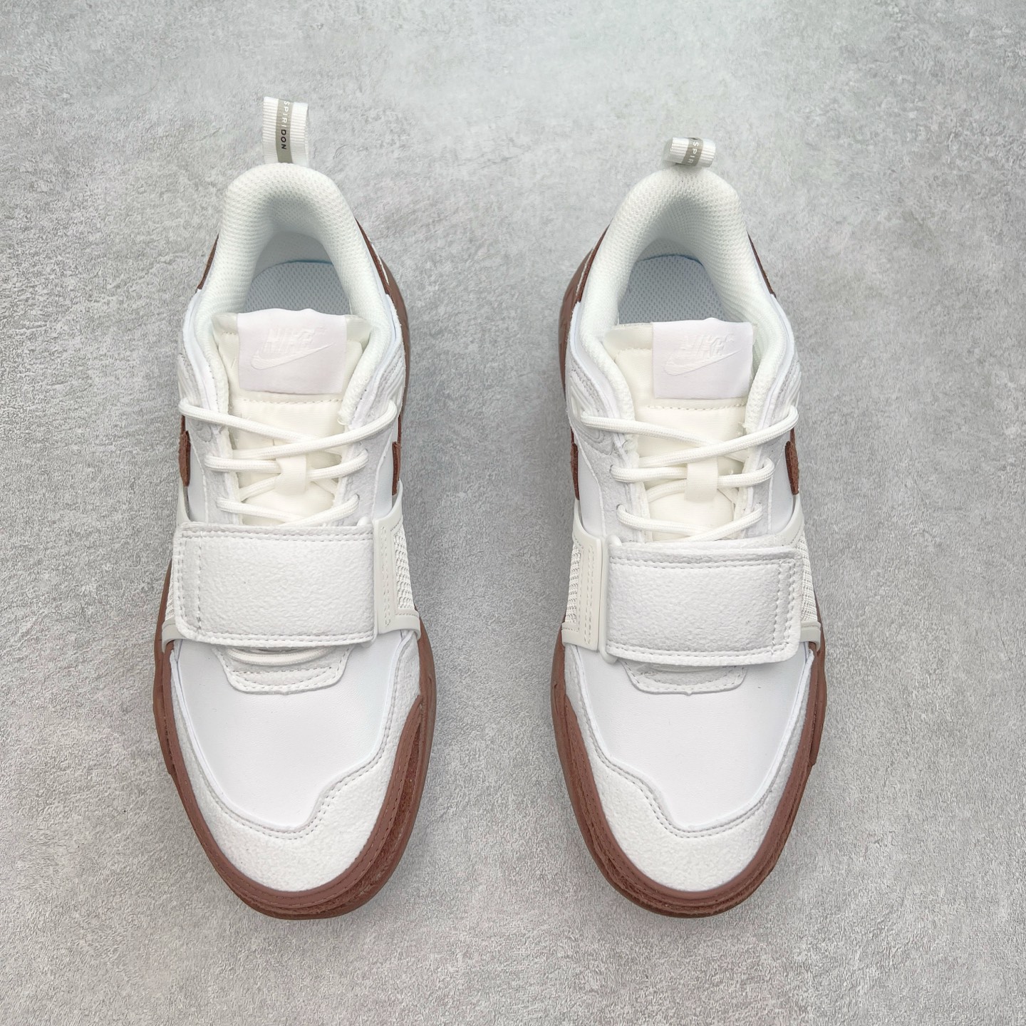 图片[2]-＃纯原 Travis Scott x NK Shark-A-Don \\\”Sail\\\” 舒适潮流防滑耐磨低帮生活休闲鞋 HQ3073-100 Travis Scott 携手NK再度发布令人期待的 “ Shark-A-Don ” ，作为继话题满满的 “ Jumpman Jack ” 之后的又一潮流巅峰之作，这款鞋以全新的鞋型搭配 “ Sail ” 配色惊艳登场，不禁让人好奇它是否还能继续捕获粉丝们的狂热追捧与喜爱。鞋面采用了柔和的米白色调，融合高级皮革与细腻的绒面革材质，整体外观质感满满。设计上，它保留了绑带元素，提升了鞋子的稳固性。重点是这次取消了倒钩元素设计。为了提升透气性，鞋舌和鞋领部分采用了网眼布料。鞋后跟印有 Cactus Jack 的品牌标志和 Travis Scott 的招牌鬼脸 Logo，标签处还设计了 3M 反光细节。而 Swoosh 则巧妙地与 Travis Scott 的个人元素融合在一起。尺码：40 40.5 41 42 42.5 43 44 44.5 45-选品中心