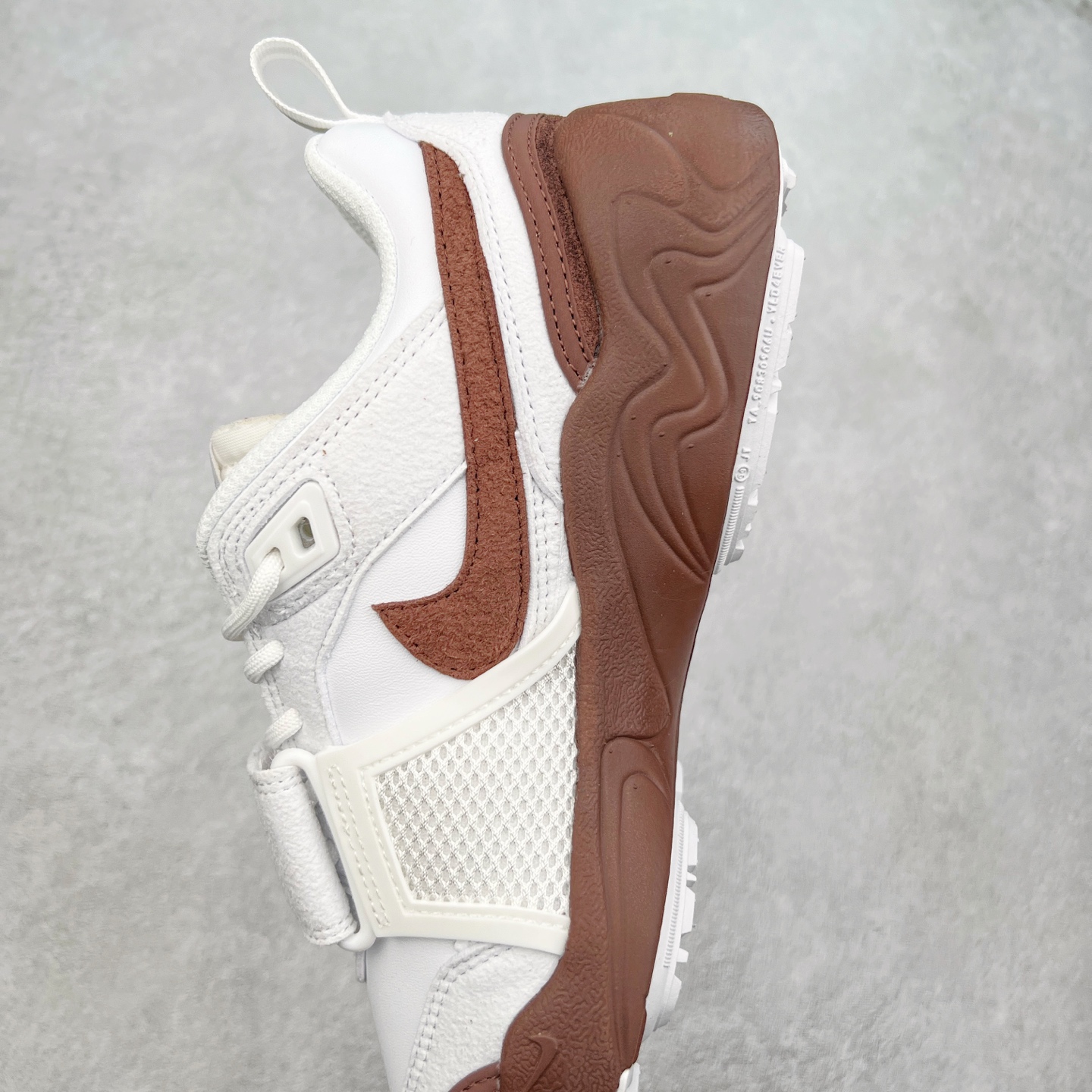 图片[7]-＃纯原 Travis Scott x NK Shark-A-Don \\\”Sail\\\” 舒适潮流防滑耐磨低帮生活休闲鞋 HQ3073-100 Travis Scott 携手NK再度发布令人期待的 “ Shark-A-Don ” ，作为继话题满满的 “ Jumpman Jack ” 之后的又一潮流巅峰之作，这款鞋以全新的鞋型搭配 “ Sail ” 配色惊艳登场，不禁让人好奇它是否还能继续捕获粉丝们的狂热追捧与喜爱。鞋面采用了柔和的米白色调，融合高级皮革与细腻的绒面革材质，整体外观质感满满。设计上，它保留了绑带元素，提升了鞋子的稳固性。重点是这次取消了倒钩元素设计。为了提升透气性，鞋舌和鞋领部分采用了网眼布料。鞋后跟印有 Cactus Jack 的品牌标志和 Travis Scott 的招牌鬼脸 Logo，标签处还设计了 3M 反光细节。而 Swoosh 则巧妙地与 Travis Scott 的个人元素融合在一起。尺码：40 40.5 41 42 42.5 43 44 44.5 45-选品中心