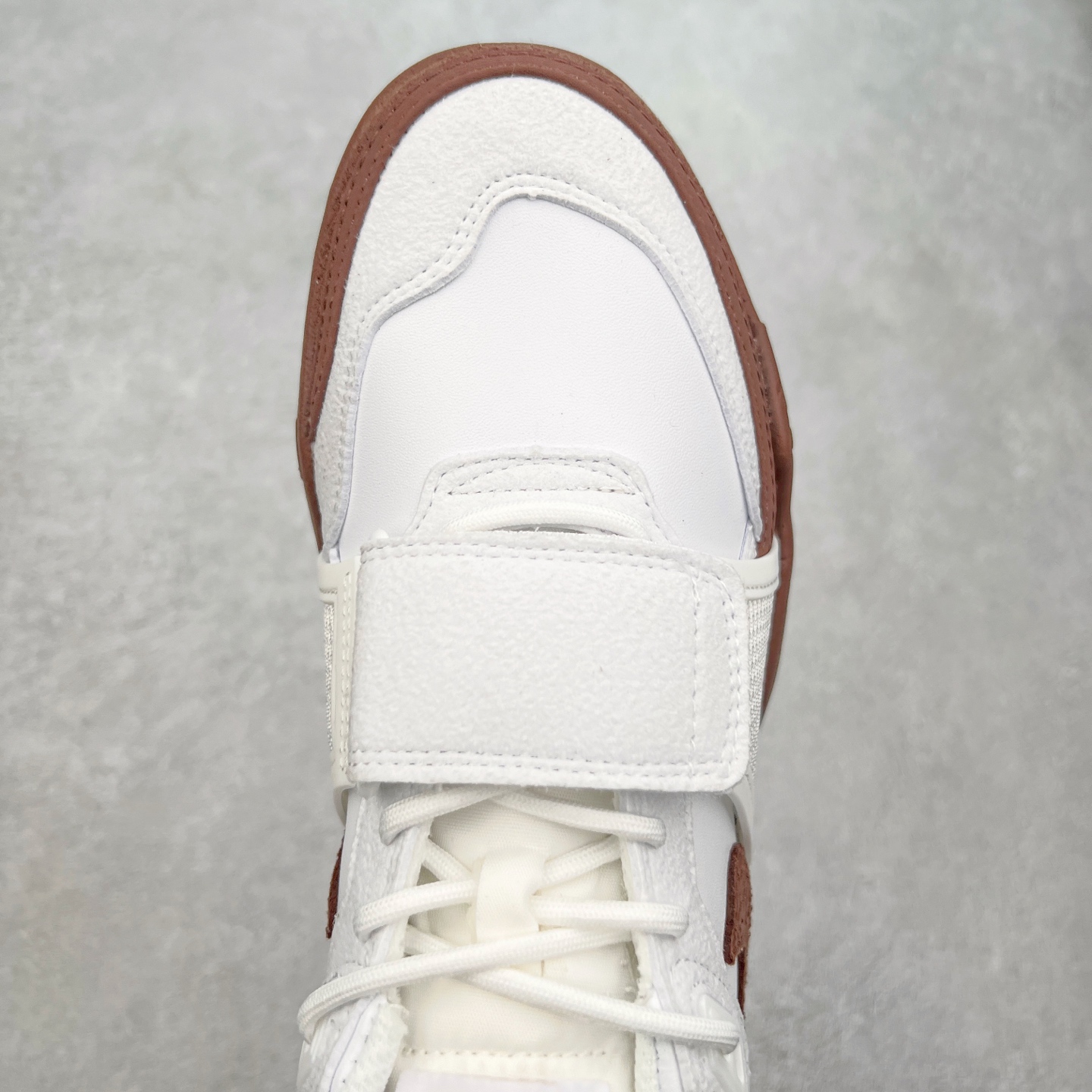 图片[4]-＃纯原 Travis Scott x NK Shark-A-Don \\\”Sail\\\” 舒适潮流防滑耐磨低帮生活休闲鞋 HQ3073-100 Travis Scott 携手NK再度发布令人期待的 “ Shark-A-Don ” ，作为继话题满满的 “ Jumpman Jack ” 之后的又一潮流巅峰之作，这款鞋以全新的鞋型搭配 “ Sail ” 配色惊艳登场，不禁让人好奇它是否还能继续捕获粉丝们的狂热追捧与喜爱。鞋面采用了柔和的米白色调，融合高级皮革与细腻的绒面革材质，整体外观质感满满。设计上，它保留了绑带元素，提升了鞋子的稳固性。重点是这次取消了倒钩元素设计。为了提升透气性，鞋舌和鞋领部分采用了网眼布料。鞋后跟印有 Cactus Jack 的品牌标志和 Travis Scott 的招牌鬼脸 Logo，标签处还设计了 3M 反光细节。而 Swoosh 则巧妙地与 Travis Scott 的个人元素融合在一起。尺码：40 40.5 41 42 42.5 43 44 44.5 45-选品中心