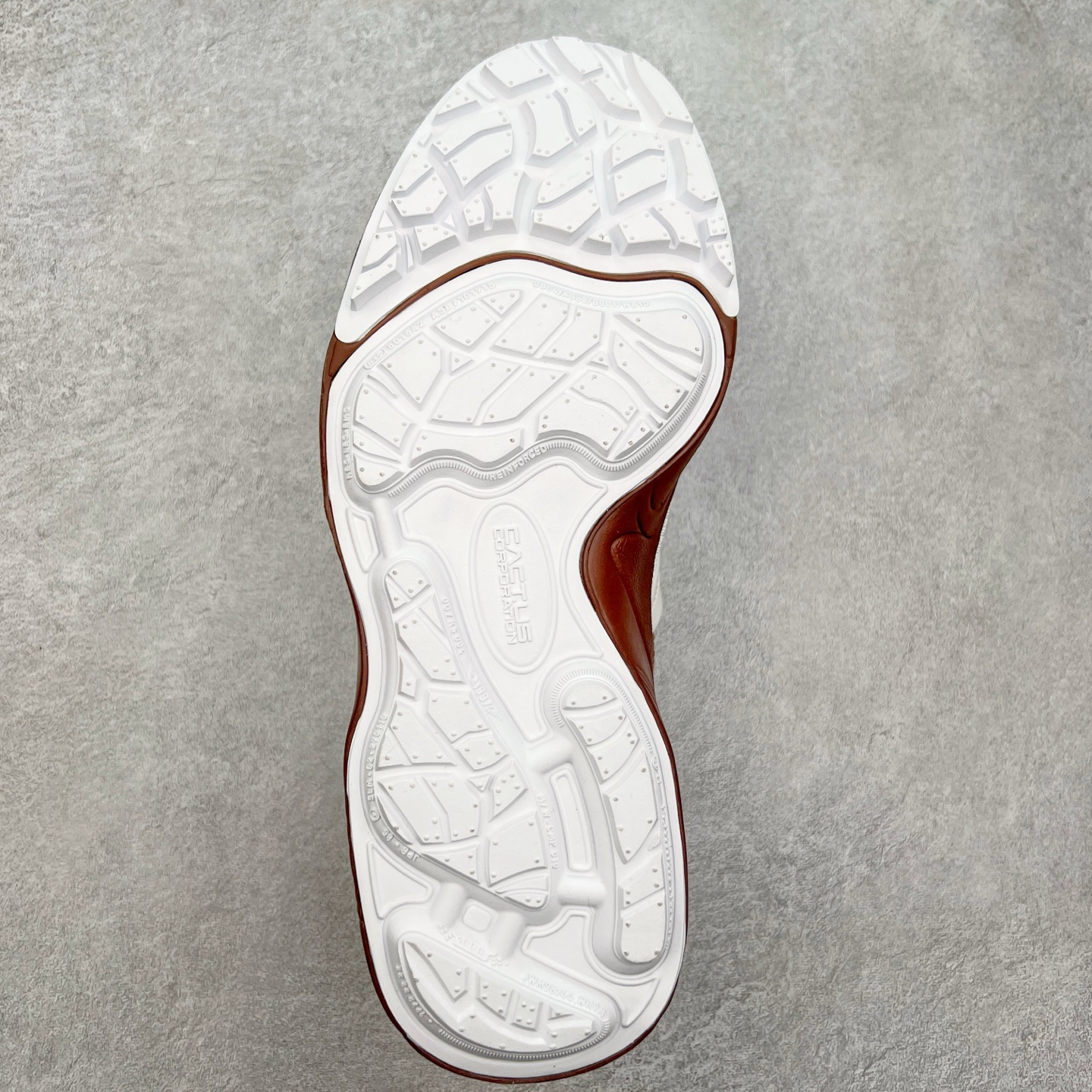 图片[9]-＃纯原 Travis Scott x NK Shark-A-Don \\\”Sail\\\” 舒适潮流防滑耐磨低帮生活休闲鞋 HQ3073-100 Travis Scott 携手NK再度发布令人期待的 “ Shark-A-Don ” ，作为继话题满满的 “ Jumpman Jack ” 之后的又一潮流巅峰之作，这款鞋以全新的鞋型搭配 “ Sail ” 配色惊艳登场，不禁让人好奇它是否还能继续捕获粉丝们的狂热追捧与喜爱。鞋面采用了柔和的米白色调，融合高级皮革与细腻的绒面革材质，整体外观质感满满。设计上，它保留了绑带元素，提升了鞋子的稳固性。重点是这次取消了倒钩元素设计。为了提升透气性，鞋舌和鞋领部分采用了网眼布料。鞋后跟印有 Cactus Jack 的品牌标志和 Travis Scott 的招牌鬼脸 Logo，标签处还设计了 3M 反光细节。而 Swoosh 则巧妙地与 Travis Scott 的个人元素融合在一起。尺码：40 40.5 41 42 42.5 43 44 44.5 45-选品中心