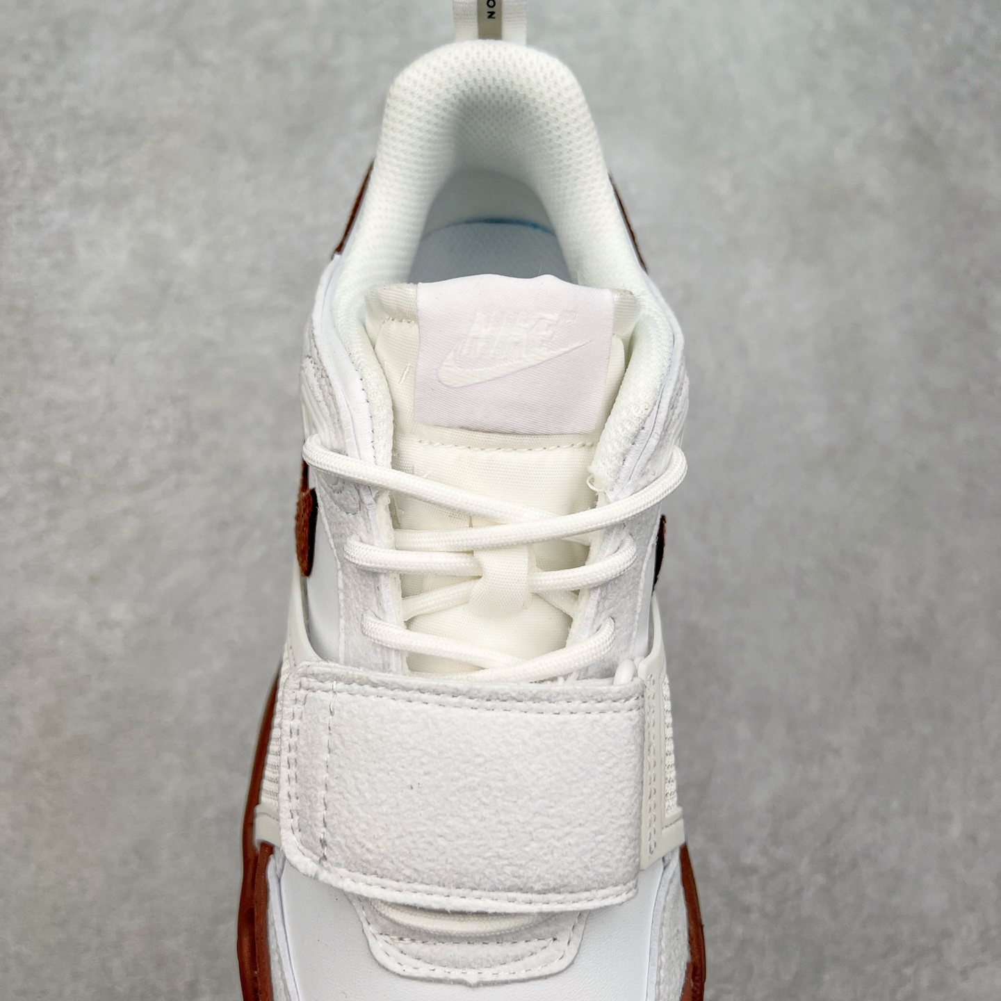 图片[5]-＃纯原 Travis Scott x NK Shark-A-Don \\\”Sail\\\” 舒适潮流防滑耐磨低帮生活休闲鞋 HQ3073-100 Travis Scott 携手NK再度发布令人期待的 “ Shark-A-Don ” ，作为继话题满满的 “ Jumpman Jack ” 之后的又一潮流巅峰之作，这款鞋以全新的鞋型搭配 “ Sail ” 配色惊艳登场，不禁让人好奇它是否还能继续捕获粉丝们的狂热追捧与喜爱。鞋面采用了柔和的米白色调，融合高级皮革与细腻的绒面革材质，整体外观质感满满。设计上，它保留了绑带元素，提升了鞋子的稳固性。重点是这次取消了倒钩元素设计。为了提升透气性，鞋舌和鞋领部分采用了网眼布料。鞋后跟印有 Cactus Jack 的品牌标志和 Travis Scott 的招牌鬼脸 Logo，标签处还设计了 3M 反光细节。而 Swoosh 则巧妙地与 Travis Scott 的个人元素融合在一起。尺码：40 40.5 41 42 42.5 43 44 44.5 45-选品中心