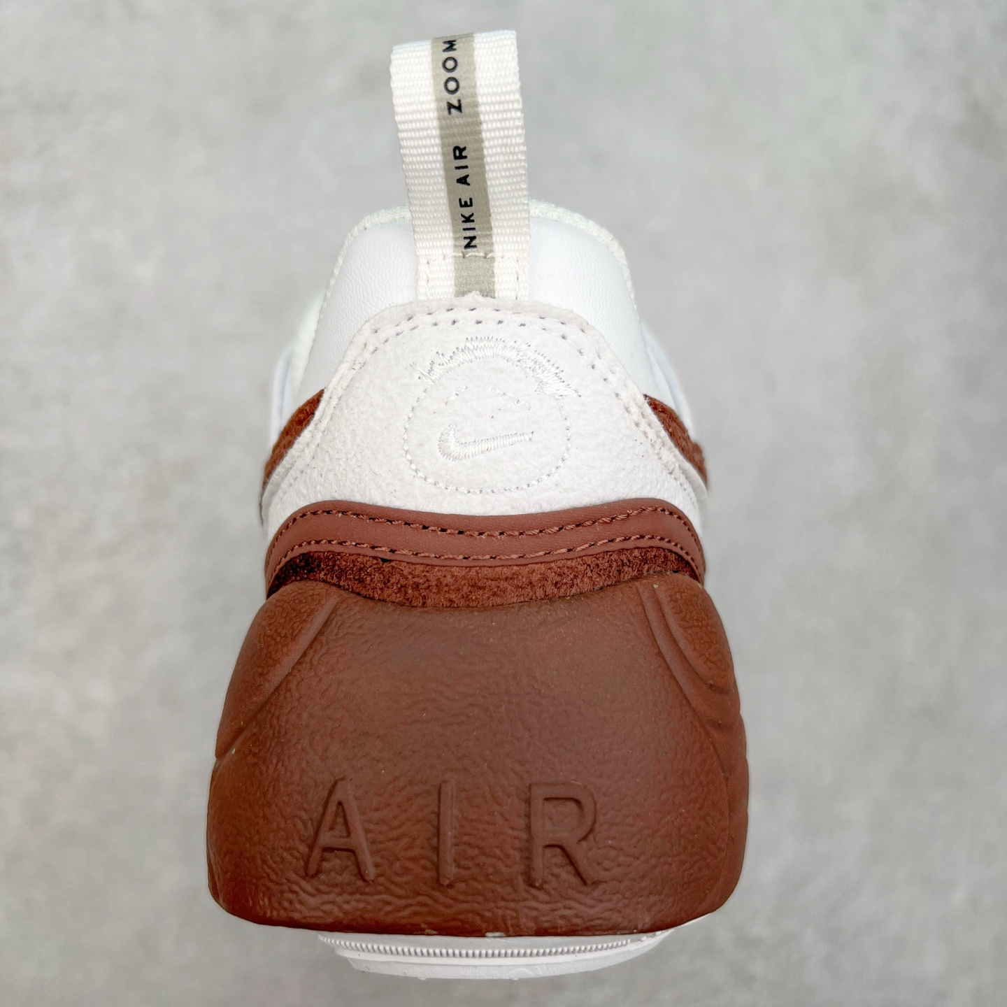 图片[8]-＃纯原 Travis Scott x NK Shark-A-Don \\\”Sail\\\” 舒适潮流防滑耐磨低帮生活休闲鞋 HQ3073-100 Travis Scott 携手NK再度发布令人期待的 “ Shark-A-Don ” ，作为继话题满满的 “ Jumpman Jack ” 之后的又一潮流巅峰之作，这款鞋以全新的鞋型搭配 “ Sail ” 配色惊艳登场，不禁让人好奇它是否还能继续捕获粉丝们的狂热追捧与喜爱。鞋面采用了柔和的米白色调，融合高级皮革与细腻的绒面革材质，整体外观质感满满。设计上，它保留了绑带元素，提升了鞋子的稳固性。重点是这次取消了倒钩元素设计。为了提升透气性，鞋舌和鞋领部分采用了网眼布料。鞋后跟印有 Cactus Jack 的品牌标志和 Travis Scott 的招牌鬼脸 Logo，标签处还设计了 3M 反光细节。而 Swoosh 则巧妙地与 Travis Scott 的个人元素融合在一起。尺码：40 40.5 41 42 42.5 43 44 44.5 45-选品中心