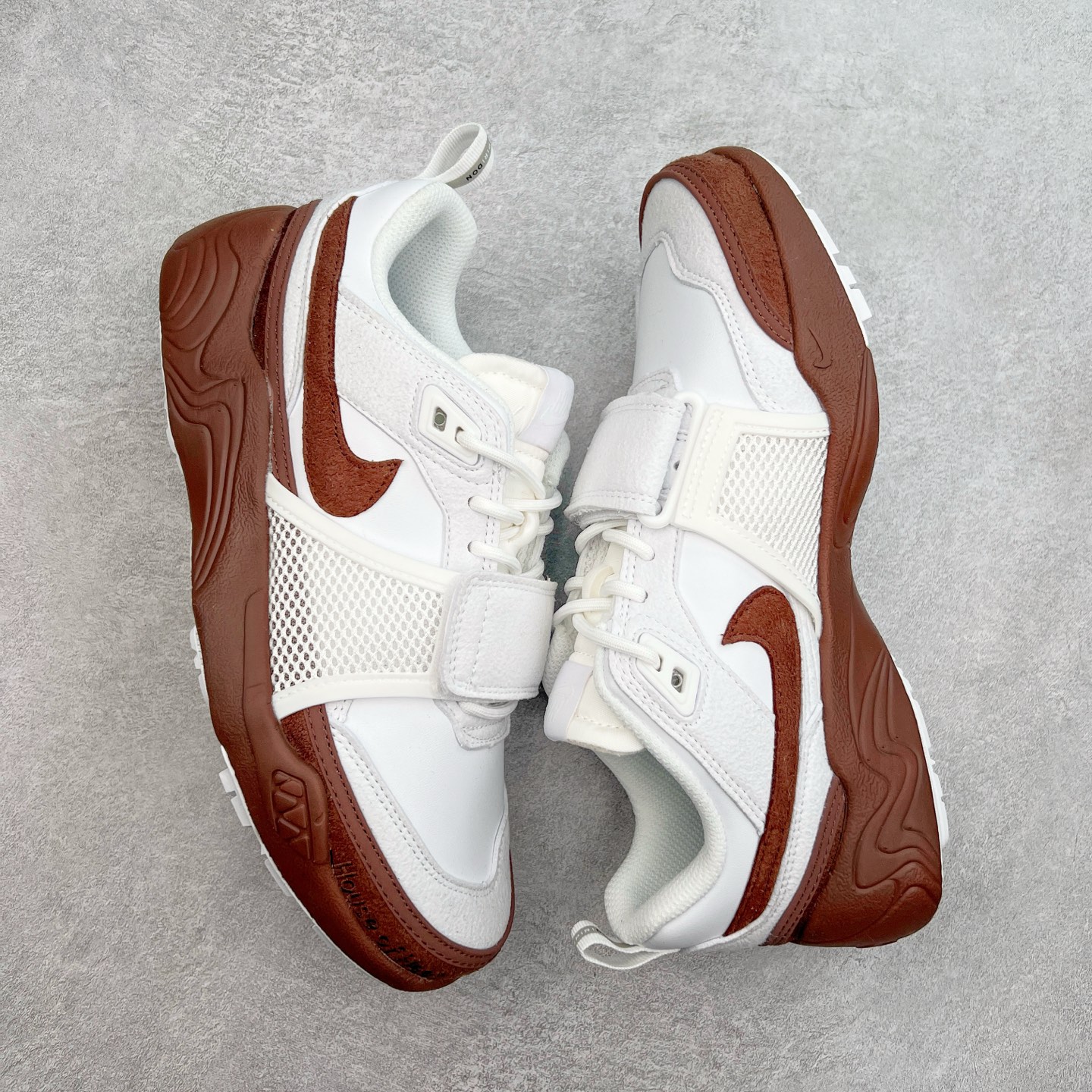 图片[3]-＃纯原 Travis Scott x NK Shark-A-Don \\\”Sail\\\” 舒适潮流防滑耐磨低帮生活休闲鞋 HQ3073-100 Travis Scott 携手NK再度发布令人期待的 “ Shark-A-Don ” ，作为继话题满满的 “ Jumpman Jack ” 之后的又一潮流巅峰之作，这款鞋以全新的鞋型搭配 “ Sail ” 配色惊艳登场，不禁让人好奇它是否还能继续捕获粉丝们的狂热追捧与喜爱。鞋面采用了柔和的米白色调，融合高级皮革与细腻的绒面革材质，整体外观质感满满。设计上，它保留了绑带元素，提升了鞋子的稳固性。重点是这次取消了倒钩元素设计。为了提升透气性，鞋舌和鞋领部分采用了网眼布料。鞋后跟印有 Cactus Jack 的品牌标志和 Travis Scott 的招牌鬼脸 Logo，标签处还设计了 3M 反光细节。而 Swoosh 则巧妙地与 Travis Scott 的个人元素融合在一起。尺码：40 40.5 41 42 42.5 43 44 44.5 45-选品中心