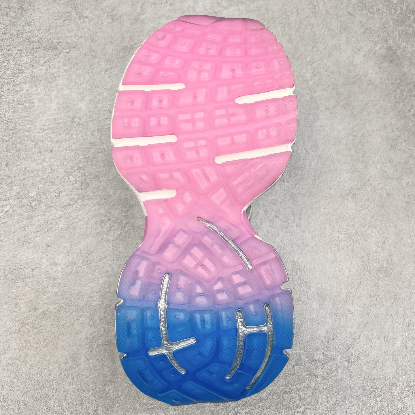 图片[9]-＃VG零售版 BALENCIAGA 3XL Sneakers 巴黎世家十代网布系带低帮走秀复古老爹鞋 全套原纸板楦头开发 最原汁原味的灵魂版型 全鞋荧光划线卡点 胶水把控整洁度追求极致完美 每一双都是工艺品 多重QC质检 超越公司货的品控标准 实实在在的免检产品 原盒原配 正确字体电绣 粗细、位置、大小正确 侧边TPU 透气孔匹配意产原版 正确分离大底 TPU软底 原版一致大底LOGO 立体感十足 原厂皮料水洗做旧 采购原厂网纱 不含皮革 网布材料和聚氨酯 磨损效果 鞋头边缘和后帮 Balenciaga 徽标 鞋面和后跟凸印尺码 鞋舌 3XL 橡胶品牌标识和反光细节 鞋帮拉袢和鞋舌拉祥 配反光细节 备用鞋带在鞋履前侧 可在穿着前取下 便于不同造型搭配 正常尺码 尺码：35 36 37 38 39 40 41 42 43 44 45 46-选品中心