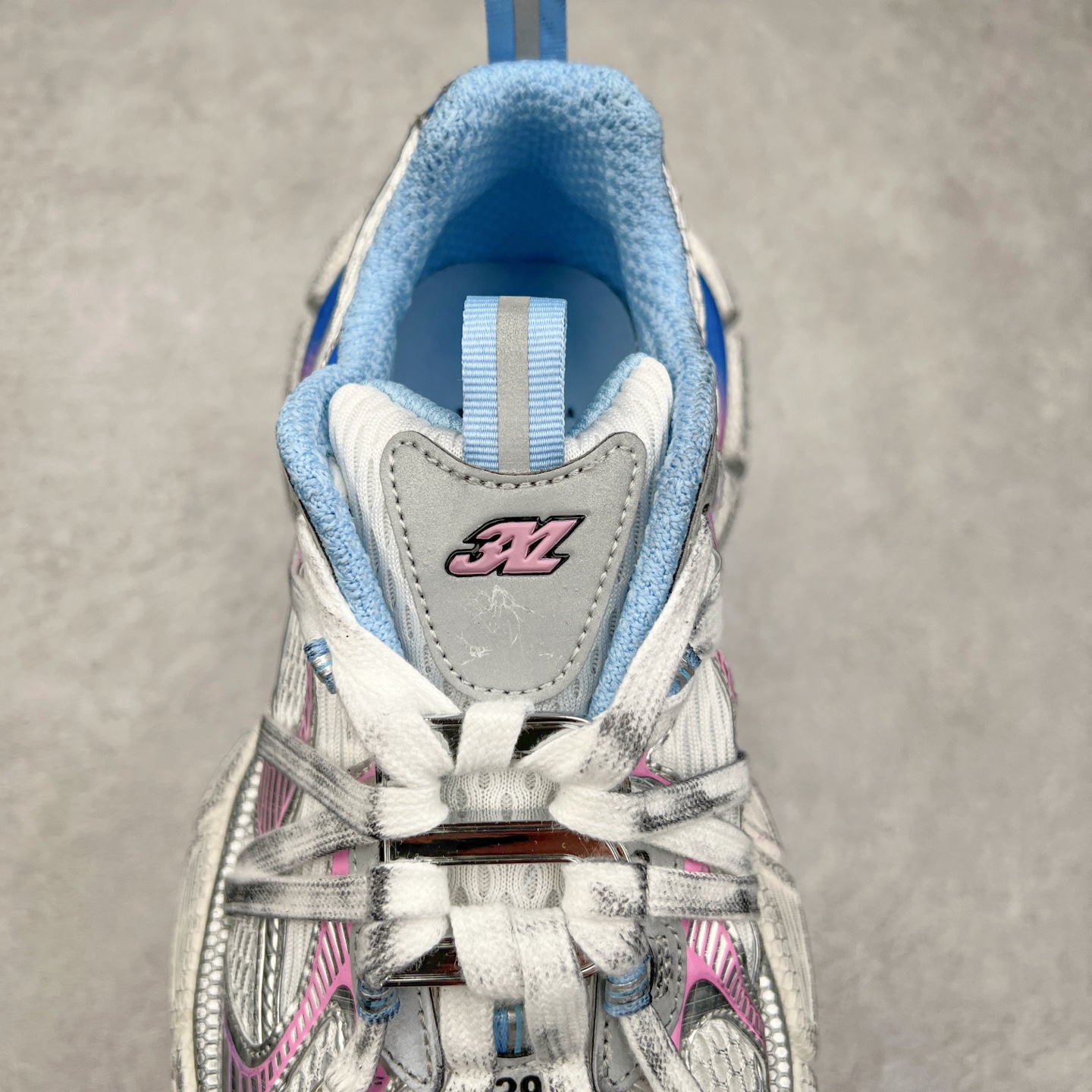 图片[5]-＃VG零售版 BALENCIAGA 3XL Sneakers 巴黎世家十代网布系带低帮走秀复古老爹鞋 全套原纸板楦头开发 最原汁原味的灵魂版型 全鞋荧光划线卡点 胶水把控整洁度追求极致完美 每一双都是工艺品 多重QC质检 超越公司货的品控标准 实实在在的免检产品 原盒原配 正确字体电绣 粗细、位置、大小正确 侧边TPU 透气孔匹配意产原版 正确分离大底 TPU软底 原版一致大底LOGO 立体感十足 原厂皮料水洗做旧 采购原厂网纱 不含皮革 网布材料和聚氨酯 磨损效果 鞋头边缘和后帮 Balenciaga 徽标 鞋面和后跟凸印尺码 鞋舌 3XL 橡胶品牌标识和反光细节 鞋帮拉袢和鞋舌拉祥 配反光细节 备用鞋带在鞋履前侧 可在穿着前取下 便于不同造型搭配 正常尺码 尺码：35 36 37 38 39 40 41 42 43 44 45 46-选品中心