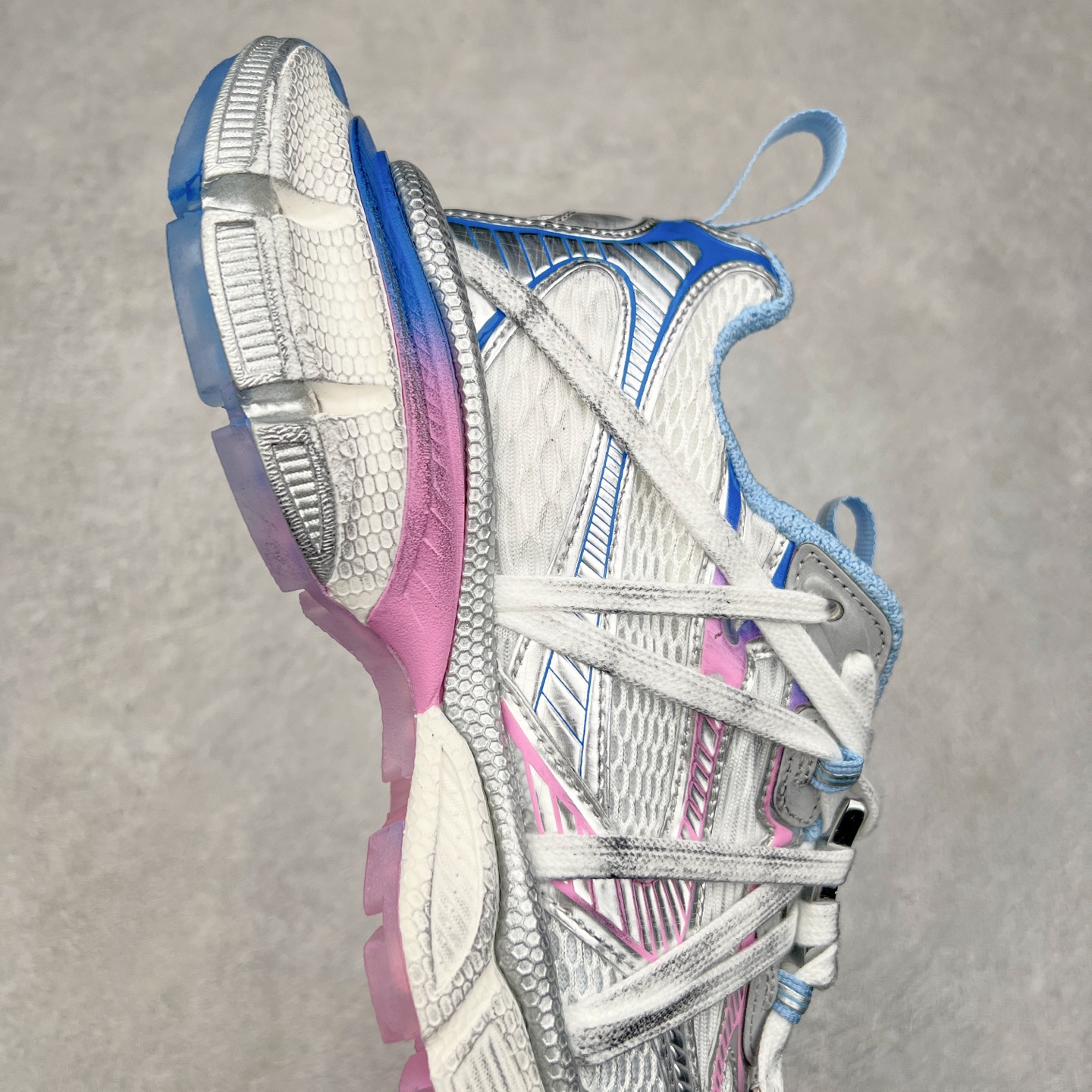 图片[6]-＃VG零售版 BALENCIAGA 3XL Sneakers 巴黎世家十代网布系带低帮走秀复古老爹鞋 全套原纸板楦头开发 最原汁原味的灵魂版型 全鞋荧光划线卡点 胶水把控整洁度追求极致完美 每一双都是工艺品 多重QC质检 超越公司货的品控标准 实实在在的免检产品 原盒原配 正确字体电绣 粗细、位置、大小正确 侧边TPU 透气孔匹配意产原版 正确分离大底 TPU软底 原版一致大底LOGO 立体感十足 原厂皮料水洗做旧 采购原厂网纱 不含皮革 网布材料和聚氨酯 磨损效果 鞋头边缘和后帮 Balenciaga 徽标 鞋面和后跟凸印尺码 鞋舌 3XL 橡胶品牌标识和反光细节 鞋帮拉袢和鞋舌拉祥 配反光细节 备用鞋带在鞋履前侧 可在穿着前取下 便于不同造型搭配 正常尺码 尺码：35 36 37 38 39 40 41 42 43 44 45 46-选品中心