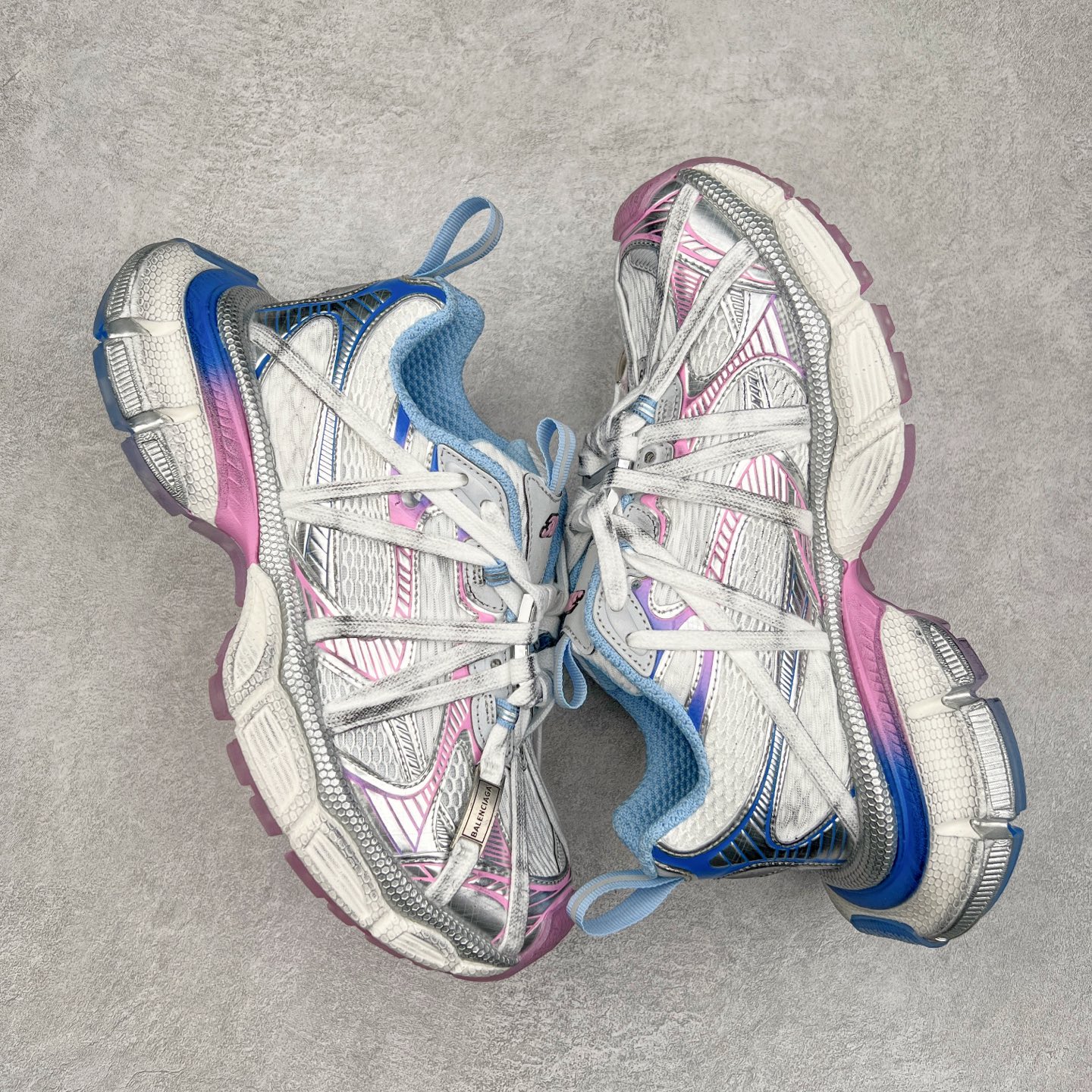 图片[3]-＃VG零售版 BALENCIAGA 3XL Sneakers 巴黎世家十代网布系带低帮走秀复古老爹鞋 全套原纸板楦头开发 最原汁原味的灵魂版型 全鞋荧光划线卡点 胶水把控整洁度追求极致完美 每一双都是工艺品 多重QC质检 超越公司货的品控标准 实实在在的免检产品 原盒原配 正确字体电绣 粗细、位置、大小正确 侧边TPU 透气孔匹配意产原版 正确分离大底 TPU软底 原版一致大底LOGO 立体感十足 原厂皮料水洗做旧 采购原厂网纱 不含皮革 网布材料和聚氨酯 磨损效果 鞋头边缘和后帮 Balenciaga 徽标 鞋面和后跟凸印尺码 鞋舌 3XL 橡胶品牌标识和反光细节 鞋帮拉袢和鞋舌拉祥 配反光细节 备用鞋带在鞋履前侧 可在穿着前取下 便于不同造型搭配 正常尺码 尺码：35 36 37 38 39 40 41 42 43 44 45 46-选品中心