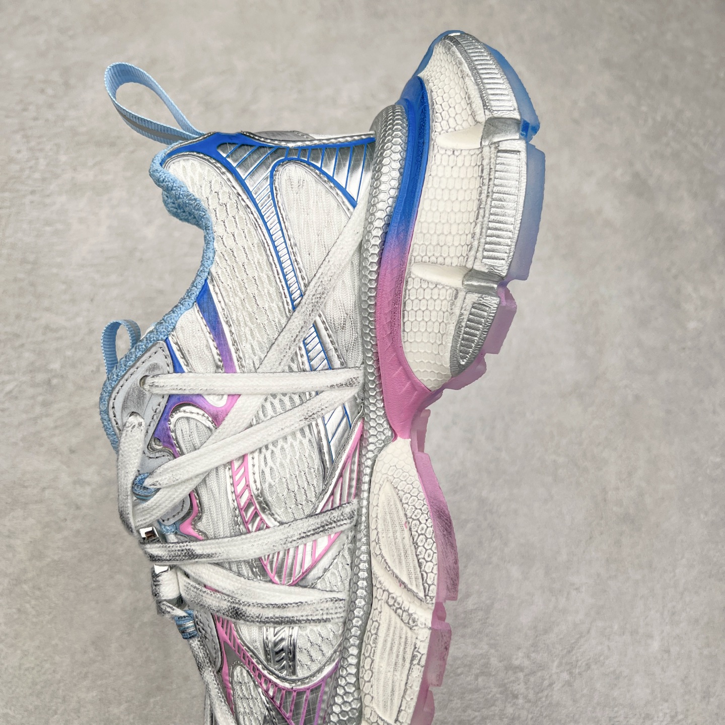 图片[7]-＃VG零售版 BALENCIAGA 3XL Sneakers 巴黎世家十代网布系带低帮走秀复古老爹鞋 全套原纸板楦头开发 最原汁原味的灵魂版型 全鞋荧光划线卡点 胶水把控整洁度追求极致完美 每一双都是工艺品 多重QC质检 超越公司货的品控标准 实实在在的免检产品 原盒原配 正确字体电绣 粗细、位置、大小正确 侧边TPU 透气孔匹配意产原版 正确分离大底 TPU软底 原版一致大底LOGO 立体感十足 原厂皮料水洗做旧 采购原厂网纱 不含皮革 网布材料和聚氨酯 磨损效果 鞋头边缘和后帮 Balenciaga 徽标 鞋面和后跟凸印尺码 鞋舌 3XL 橡胶品牌标识和反光细节 鞋帮拉袢和鞋舌拉祥 配反光细节 备用鞋带在鞋履前侧 可在穿着前取下 便于不同造型搭配 正常尺码 尺码：35 36 37 38 39 40 41 42 43 44 45 46-选品中心