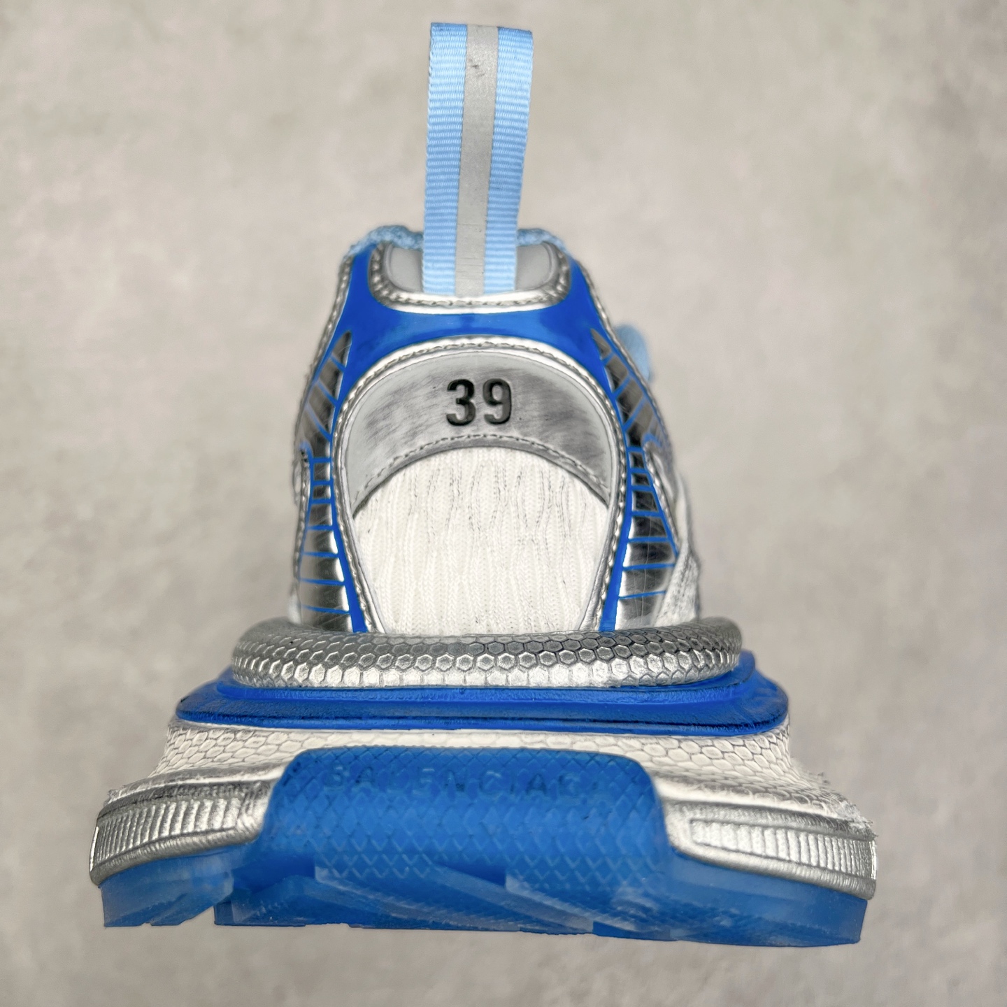 图片[8]-＃VG零售版 BALENCIAGA 3XL Sneakers 巴黎世家十代网布系带低帮走秀复古老爹鞋 全套原纸板楦头开发 最原汁原味的灵魂版型 全鞋荧光划线卡点 胶水把控整洁度追求极致完美 每一双都是工艺品 多重QC质检 超越公司货的品控标准 实实在在的免检产品 原盒原配 正确字体电绣 粗细、位置、大小正确 侧边TPU 透气孔匹配意产原版 正确分离大底 TPU软底 原版一致大底LOGO 立体感十足 原厂皮料水洗做旧 采购原厂网纱 不含皮革 网布材料和聚氨酯 磨损效果 鞋头边缘和后帮 Balenciaga 徽标 鞋面和后跟凸印尺码 鞋舌 3XL 橡胶品牌标识和反光细节 鞋帮拉袢和鞋舌拉祥 配反光细节 备用鞋带在鞋履前侧 可在穿着前取下 便于不同造型搭配 正常尺码 尺码：35 36 37 38 39 40 41 42 43 44 45 46-选品中心