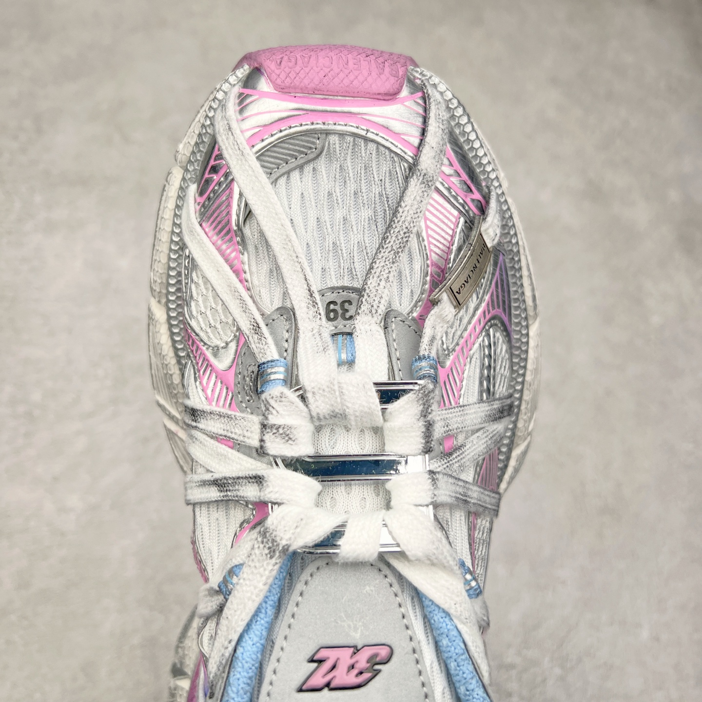 图片[4]-＃VG零售版 BALENCIAGA 3XL Sneakers 巴黎世家十代网布系带低帮走秀复古老爹鞋 全套原纸板楦头开发 最原汁原味的灵魂版型 全鞋荧光划线卡点 胶水把控整洁度追求极致完美 每一双都是工艺品 多重QC质检 超越公司货的品控标准 实实在在的免检产品 原盒原配 正确字体电绣 粗细、位置、大小正确 侧边TPU 透气孔匹配意产原版 正确分离大底 TPU软底 原版一致大底LOGO 立体感十足 原厂皮料水洗做旧 采购原厂网纱 不含皮革 网布材料和聚氨酯 磨损效果 鞋头边缘和后帮 Balenciaga 徽标 鞋面和后跟凸印尺码 鞋舌 3XL 橡胶品牌标识和反光细节 鞋帮拉袢和鞋舌拉祥 配反光细节 备用鞋带在鞋履前侧 可在穿着前取下 便于不同造型搭配 正常尺码 尺码：35 36 37 38 39 40 41 42 43 44 45 46-选品中心