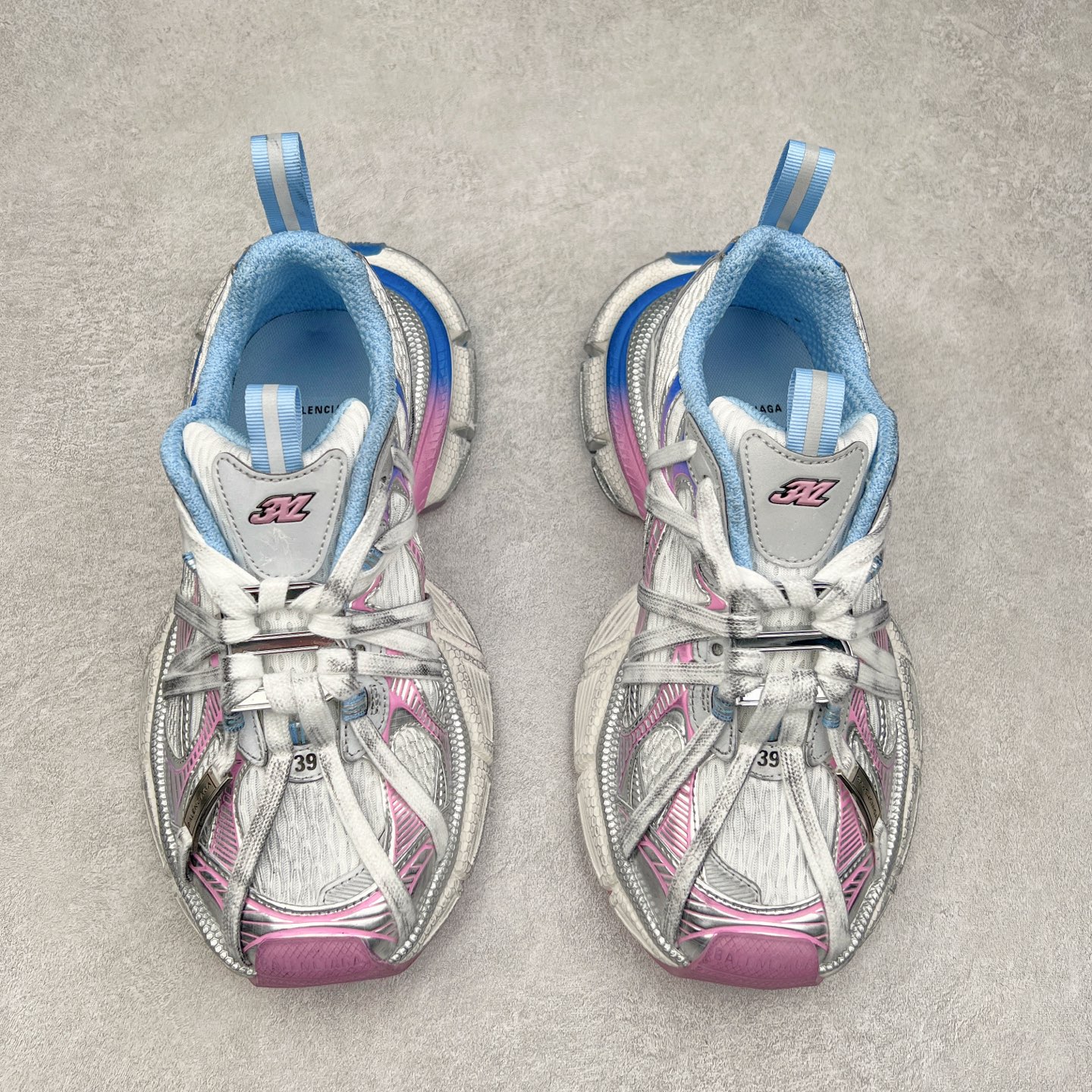 图片[2]-＃VG零售版 BALENCIAGA 3XL Sneakers 巴黎世家十代网布系带低帮走秀复古老爹鞋 全套原纸板楦头开发 最原汁原味的灵魂版型 全鞋荧光划线卡点 胶水把控整洁度追求极致完美 每一双都是工艺品 多重QC质检 超越公司货的品控标准 实实在在的免检产品 原盒原配 正确字体电绣 粗细、位置、大小正确 侧边TPU 透气孔匹配意产原版 正确分离大底 TPU软底 原版一致大底LOGO 立体感十足 原厂皮料水洗做旧 采购原厂网纱 不含皮革 网布材料和聚氨酯 磨损效果 鞋头边缘和后帮 Balenciaga 徽标 鞋面和后跟凸印尺码 鞋舌 3XL 橡胶品牌标识和反光细节 鞋帮拉袢和鞋舌拉祥 配反光细节 备用鞋带在鞋履前侧 可在穿着前取下 便于不同造型搭配 正常尺码 尺码：35 36 37 38 39 40 41 42 43 44 45 46-选品中心