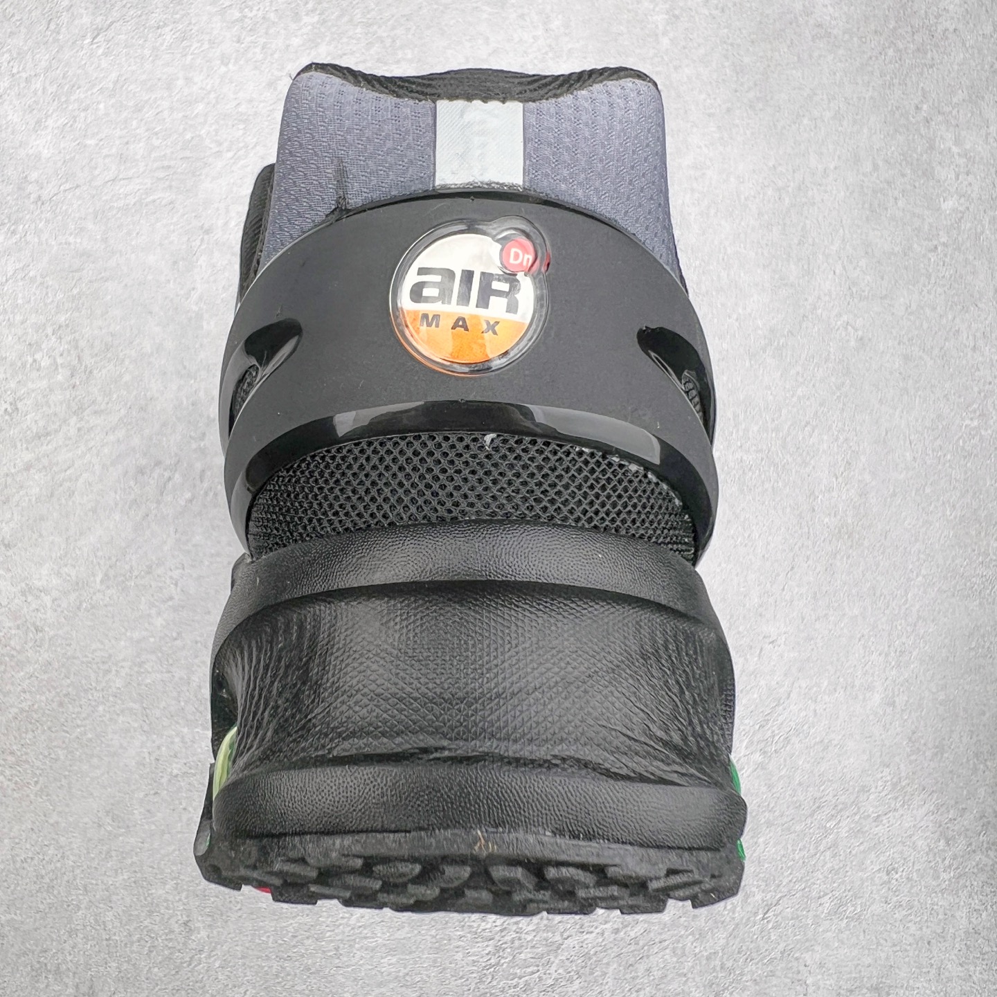 图片[8]-NK Air Max DN8 全掌科技气垫缓震运动跑鞋 FQ7860-003 DN8的核心亮点在于其八腔气垫结构 根据不同部位设定的气压值专为行走设计 提供卓越的舒适感 鞋面的设计让人联想到上世纪90年代末至2000年代初的多款Air Max 中底上系列圆形孔洞引发了热议 不少人将其与竞争品牌的缓震技术进行比较 例如K-SWISS 2010年代初推出的Tubes技 及以多孔鞋底闻名的品牌 尺码：36 36.5 37.5 38 38.5 39 40 40.5 41 42 42.5 43 44 44.5 45-选品中心