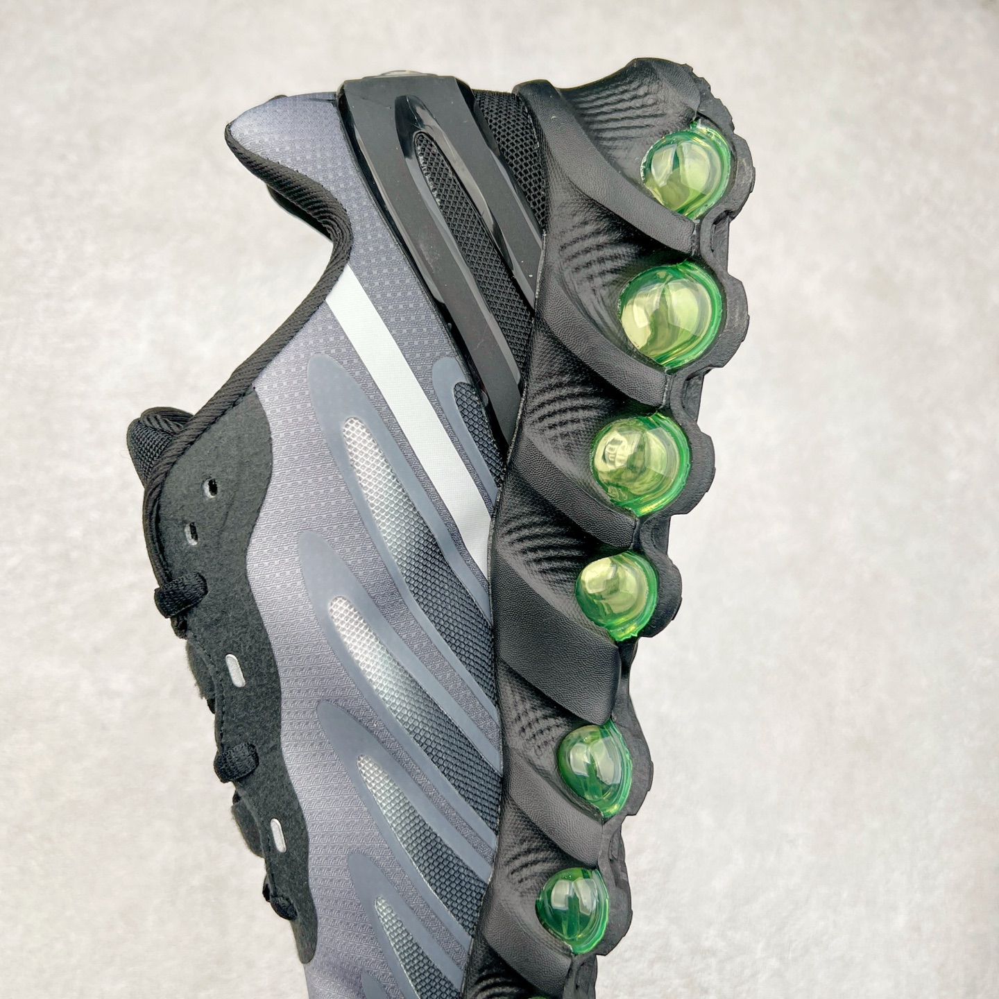 图片[7]-NK Air Max DN8 全掌科技气垫缓震运动跑鞋 FQ7860-003 DN8的核心亮点在于其八腔气垫结构 根据不同部位设定的气压值专为行走设计 提供卓越的舒适感 鞋面的设计让人联想到上世纪90年代末至2000年代初的多款Air Max 中底上系列圆形孔洞引发了热议 不少人将其与竞争品牌的缓震技术进行比较 例如K-SWISS 2010年代初推出的Tubes技 及以多孔鞋底闻名的品牌 尺码：36 36.5 37.5 38 38.5 39 40 40.5 41 42 42.5 43 44 44.5 45-选品中心