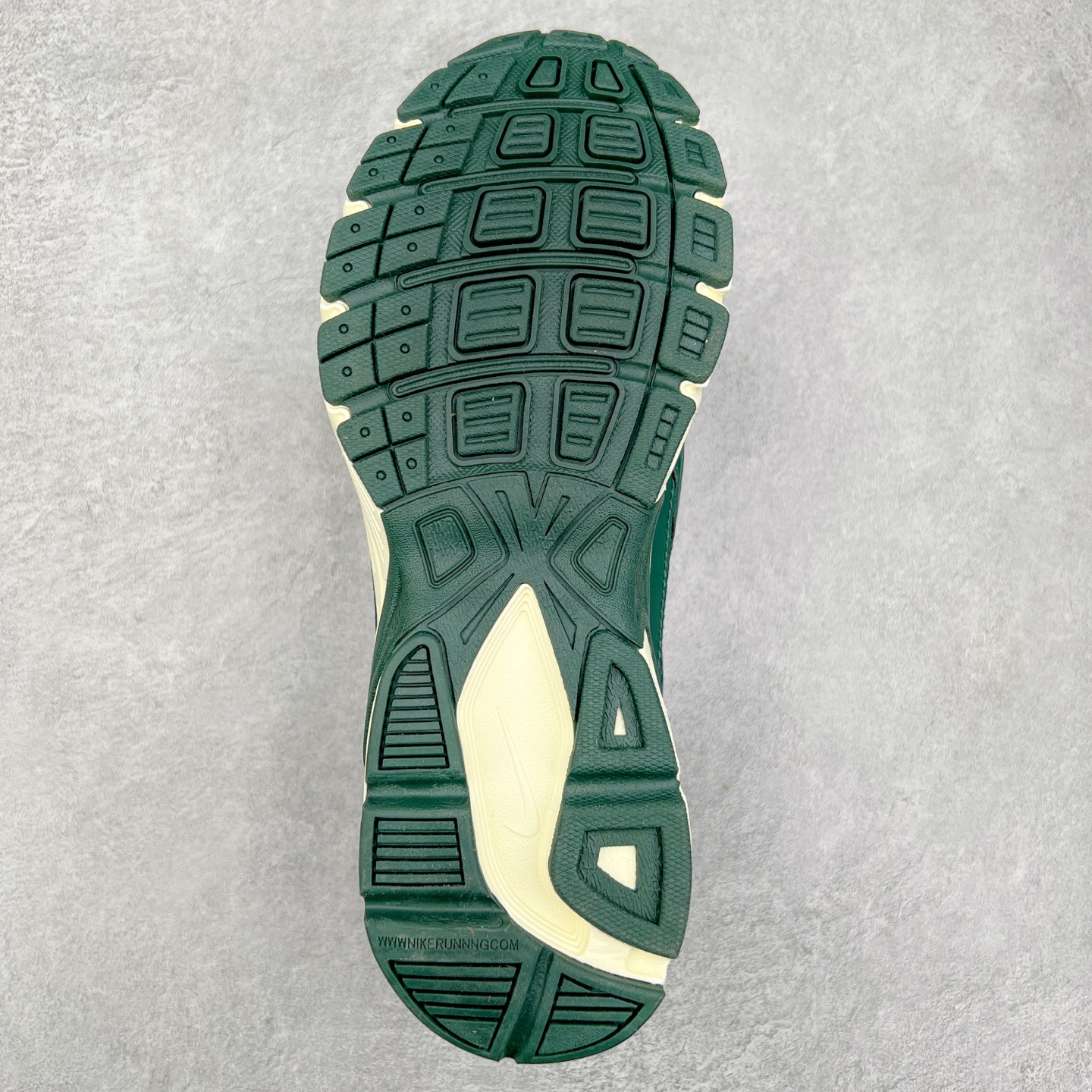 图片[9]-NK Initiator 创始者系列复古老爹鞋运动舒适复古网布合成革减震防滑耐磨低帮休闲跑步鞋 HQ3611-010 Ins爆火全新韩系古着风 回味经典 采用透气网眼鞋面和支撑覆盖层 自然运动设计的Phlyon中底用于缓冲 BRS 1000碳橡胶外底具有轻质柔韧性 牵引力和耐用性 实拍调校N版已经零色差零失真 百分百还原实物色彩所见即所得 不存在货不对板色差等低级问题 选购参考实物拍摄 不混卖不参货 只用心做好货严格选品 承诺混一赔十 尺码：36 36.5 37.5 38 38.5 39 40 40.5 41 42 42.5 43 44 44.5 45-选品中心