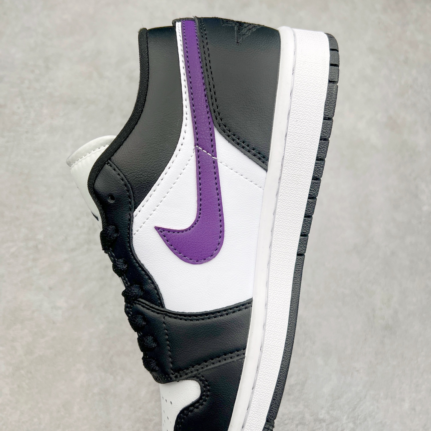 图片[7]-＃K版 Air Jordan AJ1 Low 低帮 黑白紫 HJ5911-105 全新流水线出品 DT版本唯一平替选择 市场第二梯队最强版 全部原鞋开发 原楦原纸板开发 全鞋电脑针车 原厂内置全掌气垫 原盒内在原标 唯一Zp原版鞋带绑法 免检产品 全新2022版型 全头层皮料 完美零毛边处理 原厂配置全掌气垫 价格定位良心 几十个配色陆续出货 实拍调校N版已经零色差零失真 百分百还原实物色彩所见即所得 不存在货不对板色差等低级问题 选购参考实物拍摄 不混卖不参货 只用心做好货严格选品 承诺混一赔十 尺码：36 36.5 37.5 38 38.5 39 40 40.5 41 42 42.5 43 44 44.5 45-选品中心