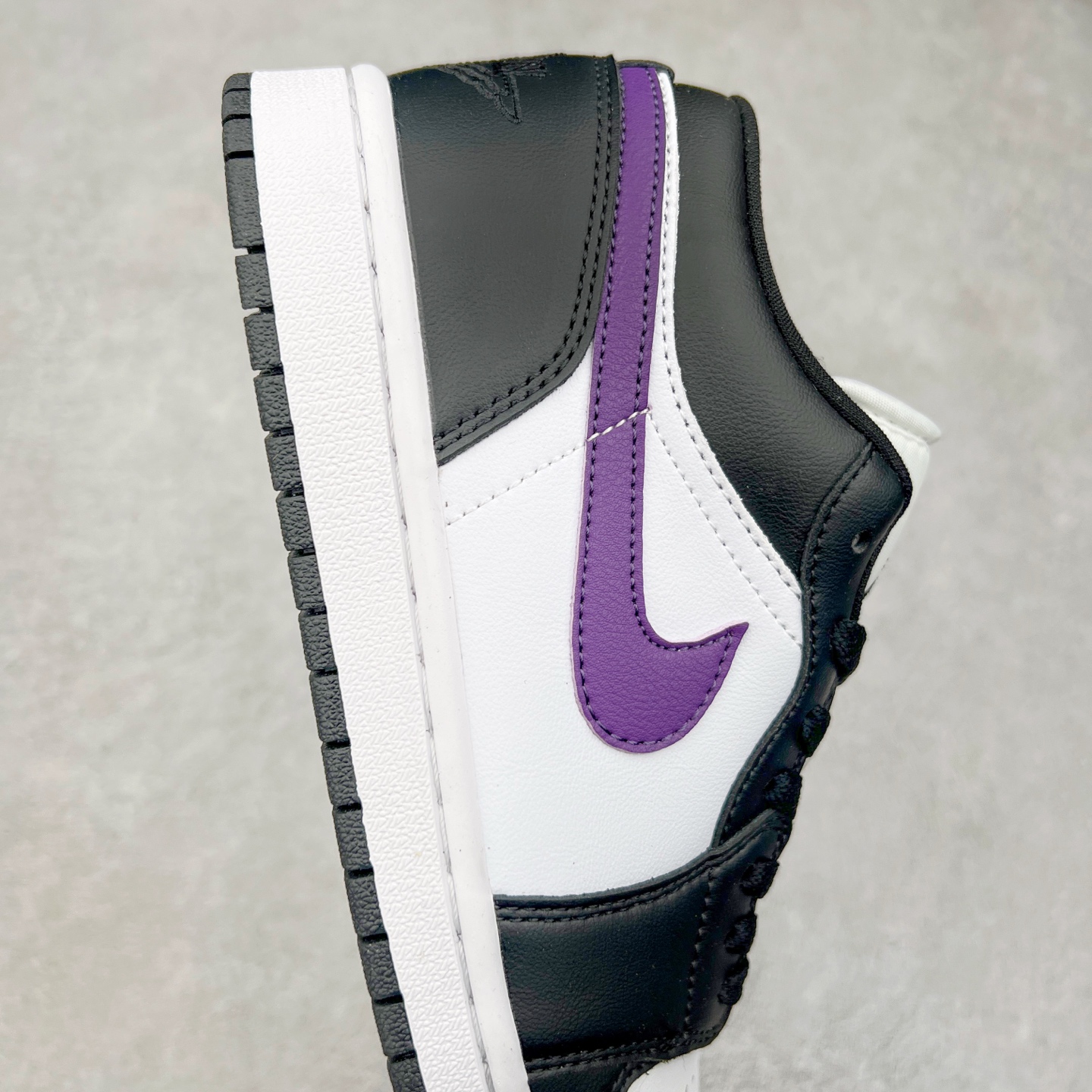 图片[6]-＃K版 Air Jordan AJ1 Low 低帮 黑白紫 HJ5911-105 全新流水线出品 DT版本唯一平替选择 市场第二梯队最强版 全部原鞋开发 原楦原纸板开发 全鞋电脑针车 原厂内置全掌气垫 原盒内在原标 唯一Zp原版鞋带绑法 免检产品 全新2022版型 全头层皮料 完美零毛边处理 原厂配置全掌气垫 价格定位良心 几十个配色陆续出货 实拍调校N版已经零色差零失真 百分百还原实物色彩所见即所得 不存在货不对板色差等低级问题 选购参考实物拍摄 不混卖不参货 只用心做好货严格选品 承诺混一赔十 尺码：36 36.5 37.5 38 38.5 39 40 40.5 41 42 42.5 43 44 44.5 45-选品中心