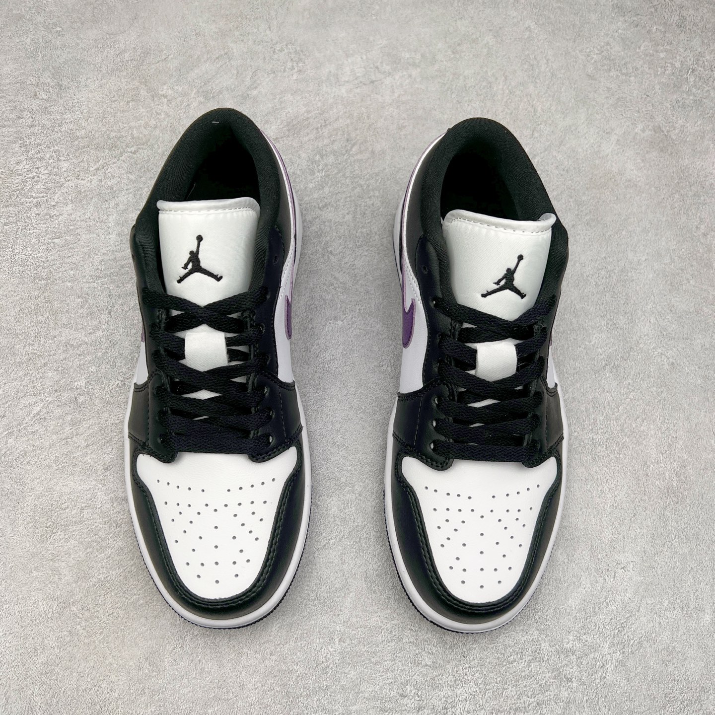 图片[2]-＃K版 Air Jordan AJ1 Low 低帮 黑白紫 HJ5911-105 全新流水线出品 DT版本唯一平替选择 市场第二梯队最强版 全部原鞋开发 原楦原纸板开发 全鞋电脑针车 原厂内置全掌气垫 原盒内在原标 唯一Zp原版鞋带绑法 免检产品 全新2022版型 全头层皮料 完美零毛边处理 原厂配置全掌气垫 价格定位良心 几十个配色陆续出货 实拍调校N版已经零色差零失真 百分百还原实物色彩所见即所得 不存在货不对板色差等低级问题 选购参考实物拍摄 不混卖不参货 只用心做好货严格选品 承诺混一赔十 尺码：36 36.5 37.5 38 38.5 39 40 40.5 41 42 42.5 43 44 44.5 45-选品中心