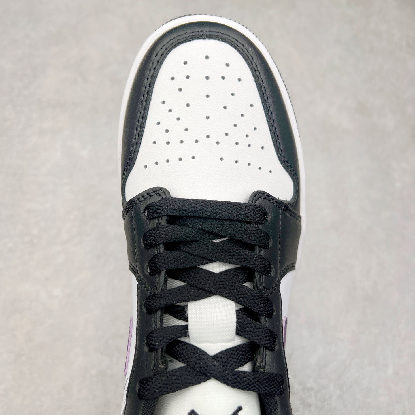 图片[4]-＃K版 Air Jordan AJ1 Low 低帮 黑白紫 HJ5911-105 全新流水线出品 DT版本唯一平替选择 市场第二梯队最强版 全部原鞋开发 原楦原纸板开发 全鞋电脑针车 原厂内置全掌气垫 原盒内在原标 唯一Zp原版鞋带绑法 免检产品 全新2022版型 全头层皮料 完美零毛边处理 原厂配置全掌气垫 价格定位良心 几十个配色陆续出货 实拍调校N版已经零色差零失真 百分百还原实物色彩所见即所得 不存在货不对板色差等低级问题 选购参考实物拍摄 不混卖不参货 只用心做好货严格选品 承诺混一赔十 尺码：36 36.5 37.5 38 38.5 39 40 40.5 41 42 42.5 43 44 44.5 45-选品中心