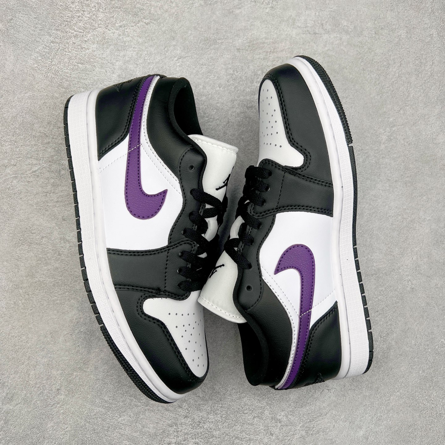 图片[3]-＃K版 Air Jordan AJ1 Low 低帮 黑白紫 HJ5911-105 全新流水线出品 DT版本唯一平替选择 市场第二梯队最强版 全部原鞋开发 原楦原纸板开发 全鞋电脑针车 原厂内置全掌气垫 原盒内在原标 唯一Zp原版鞋带绑法 免检产品 全新2022版型 全头层皮料 完美零毛边处理 原厂配置全掌气垫 价格定位良心 几十个配色陆续出货 实拍调校N版已经零色差零失真 百分百还原实物色彩所见即所得 不存在货不对板色差等低级问题 选购参考实物拍摄 不混卖不参货 只用心做好货严格选品 承诺混一赔十 尺码：36 36.5 37.5 38 38.5 39 40 40.5 41 42 42.5 43 44 44.5 45-选品中心