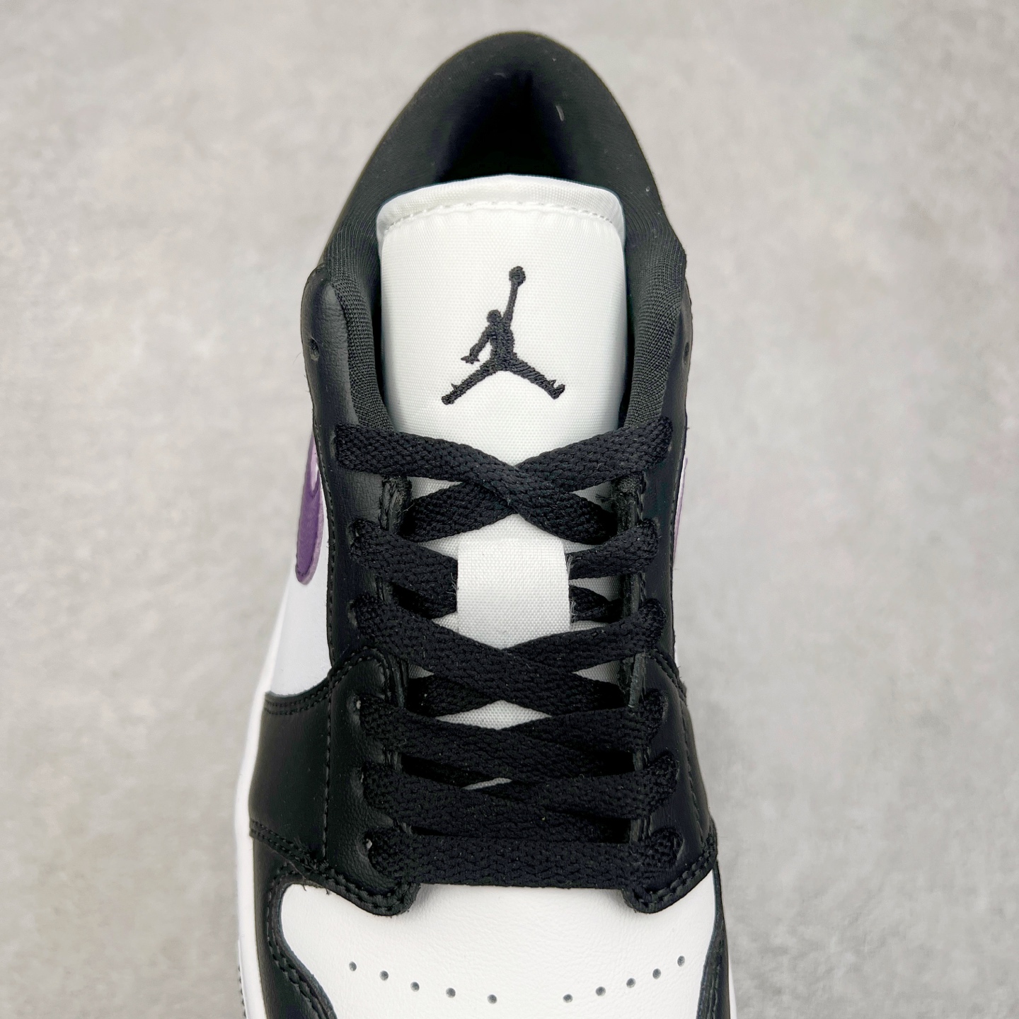 图片[5]-＃K版 Air Jordan AJ1 Low 低帮 黑白紫 HJ5911-105 全新流水线出品 DT版本唯一平替选择 市场第二梯队最强版 全部原鞋开发 原楦原纸板开发 全鞋电脑针车 原厂内置全掌气垫 原盒内在原标 唯一Zp原版鞋带绑法 免检产品 全新2022版型 全头层皮料 完美零毛边处理 原厂配置全掌气垫 价格定位良心 几十个配色陆续出货 实拍调校N版已经零色差零失真 百分百还原实物色彩所见即所得 不存在货不对板色差等低级问题 选购参考实物拍摄 不混卖不参货 只用心做好货严格选品 承诺混一赔十 尺码：36 36.5 37.5 38 38.5 39 40 40.5 41 42 42.5 43 44 44.5 45-选品中心