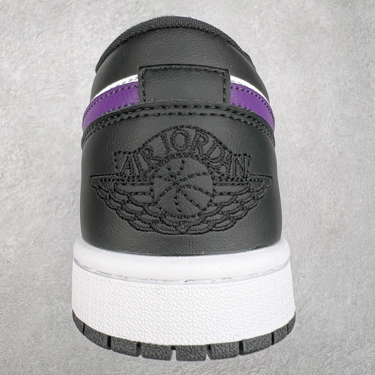 图片[8]-＃K版 Air Jordan AJ1 Low 低帮 黑白紫 HJ5911-105 全新流水线出品 DT版本唯一平替选择 市场第二梯队最强版 全部原鞋开发 原楦原纸板开发 全鞋电脑针车 原厂内置全掌气垫 原盒内在原标 唯一Zp原版鞋带绑法 免检产品 全新2022版型 全头层皮料 完美零毛边处理 原厂配置全掌气垫 价格定位良心 几十个配色陆续出货 实拍调校N版已经零色差零失真 百分百还原实物色彩所见即所得 不存在货不对板色差等低级问题 选购参考实物拍摄 不混卖不参货 只用心做好货严格选品 承诺混一赔十 尺码：36 36.5 37.5 38 38.5 39 40 40.5 41 42 42.5 43 44 44.5 45-选品中心