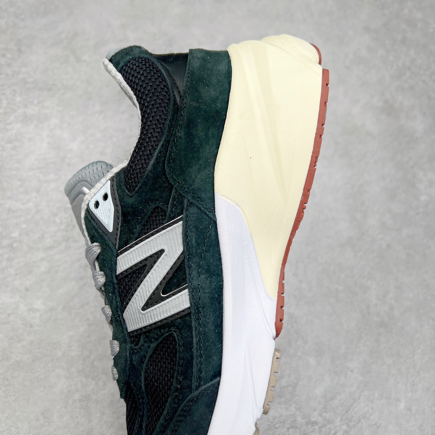 图片[7]-New Balance M990BK6 新百伦NB990V6 黑色 第六代总统复古慢跑鞋 这是一双极具现代感设计的复古跑鞋 990v6 鞋面大部分面积依旧采用麂皮和织物材质覆盖 从各种细节上看也还是有点 990v5 的影子 但相比 990v5 990v6 鞋面各种材质的拼接会更加复杂 这次 990v6 最大的改变相信大家应该也发现了 就是看上去貌似比 990v4 和 990v5 两代鞋款加起来还要厚的鞋底 其实这是 New Balance 首次采用的三重缓震组合鞋底 除了之前就有的 ABZORB 缓震科技和 ENCAP 中底 这次新加入了 FuelCell 缓震科技 看来舒适度和增高度 都要更上一层楼呀 990v6 的侧标 Logo 设计少见地没有印在绒面皮革上 而是置于网眼面料以及横跨鞋身的皮革织带之上 同时鞋舌上的标签设计并没有延用此前 990v4 和 990v5 采用的样式设计 而是采用了一种新的类似于三角徽章的设计 所以对于鞋款上的更新变化 既有延续经典的设计 也有创新性的改变 尺码：36 37 37.5 38 38.5 39 40 40.5 41.5 42 42.5 43 44 44.5 45-选品中心