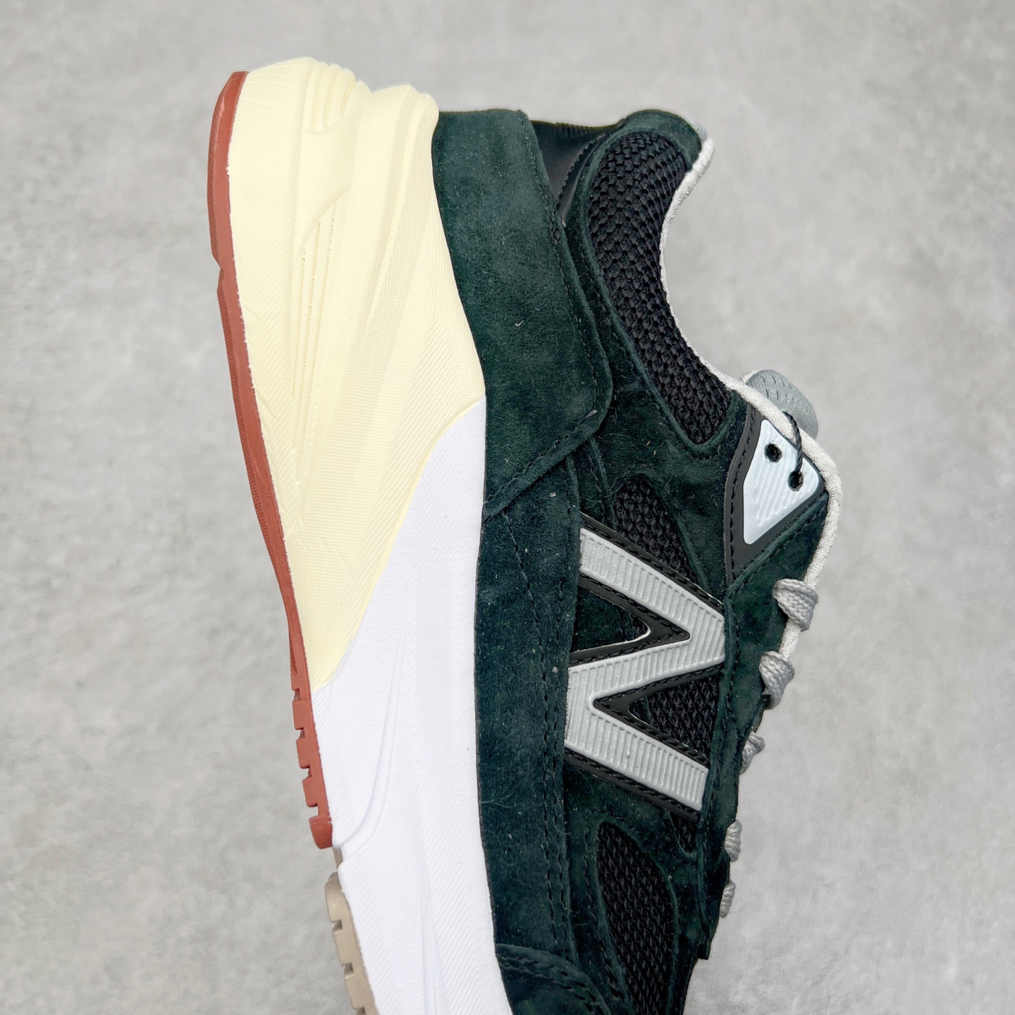 图片[6]-New Balance M990BK6 新百伦NB990V6 黑色 第六代总统复古慢跑鞋 这是一双极具现代感设计的复古跑鞋 990v6 鞋面大部分面积依旧采用麂皮和织物材质覆盖 从各种细节上看也还是有点 990v5 的影子 但相比 990v5 990v6 鞋面各种材质的拼接会更加复杂 这次 990v6 最大的改变相信大家应该也发现了 就是看上去貌似比 990v4 和 990v5 两代鞋款加起来还要厚的鞋底 其实这是 New Balance 首次采用的三重缓震组合鞋底 除了之前就有的 ABZORB 缓震科技和 ENCAP 中底 这次新加入了 FuelCell 缓震科技 看来舒适度和增高度 都要更上一层楼呀 990v6 的侧标 Logo 设计少见地没有印在绒面皮革上 而是置于网眼面料以及横跨鞋身的皮革织带之上 同时鞋舌上的标签设计并没有延用此前 990v4 和 990v5 采用的样式设计 而是采用了一种新的类似于三角徽章的设计 所以对于鞋款上的更新变化 既有延续经典的设计 也有创新性的改变 尺码：36 37 37.5 38 38.5 39 40 40.5 41.5 42 42.5 43 44 44.5 45-选品中心