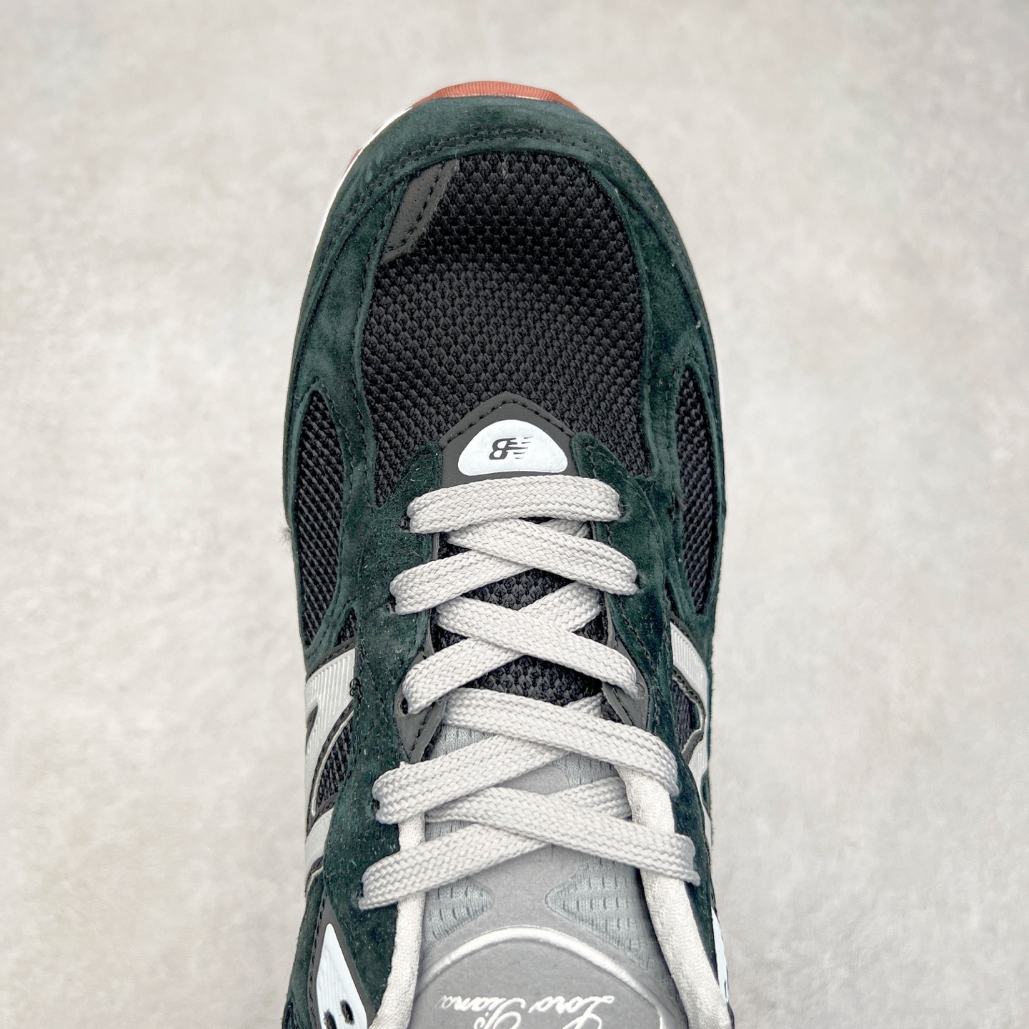 图片[4]-New Balance M990BK6 新百伦NB990V6 黑色 第六代总统复古慢跑鞋 这是一双极具现代感设计的复古跑鞋 990v6 鞋面大部分面积依旧采用麂皮和织物材质覆盖 从各种细节上看也还是有点 990v5 的影子 但相比 990v5 990v6 鞋面各种材质的拼接会更加复杂 这次 990v6 最大的改变相信大家应该也发现了 就是看上去貌似比 990v4 和 990v5 两代鞋款加起来还要厚的鞋底 其实这是 New Balance 首次采用的三重缓震组合鞋底 除了之前就有的 ABZORB 缓震科技和 ENCAP 中底 这次新加入了 FuelCell 缓震科技 看来舒适度和增高度 都要更上一层楼呀 990v6 的侧标 Logo 设计少见地没有印在绒面皮革上 而是置于网眼面料以及横跨鞋身的皮革织带之上 同时鞋舌上的标签设计并没有延用此前 990v4 和 990v5 采用的样式设计 而是采用了一种新的类似于三角徽章的设计 所以对于鞋款上的更新变化 既有延续经典的设计 也有创新性的改变 尺码：36 37 37.5 38 38.5 39 40 40.5 41.5 42 42.5 43 44 44.5 45-选品中心