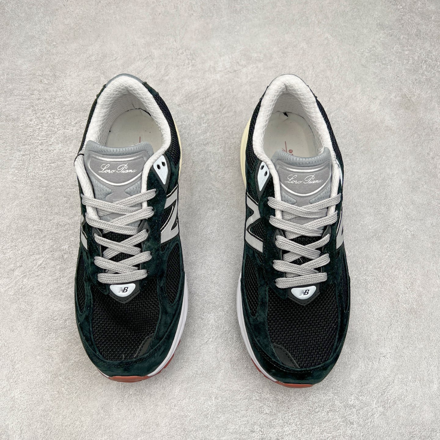 图片[2]-New Balance M990BK6 新百伦NB990V6 黑色 第六代总统复古慢跑鞋 这是一双极具现代感设计的复古跑鞋 990v6 鞋面大部分面积依旧采用麂皮和织物材质覆盖 从各种细节上看也还是有点 990v5 的影子 但相比 990v5 990v6 鞋面各种材质的拼接会更加复杂 这次 990v6 最大的改变相信大家应该也发现了 就是看上去貌似比 990v4 和 990v5 两代鞋款加起来还要厚的鞋底 其实这是 New Balance 首次采用的三重缓震组合鞋底 除了之前就有的 ABZORB 缓震科技和 ENCAP 中底 这次新加入了 FuelCell 缓震科技 看来舒适度和增高度 都要更上一层楼呀 990v6 的侧标 Logo 设计少见地没有印在绒面皮革上 而是置于网眼面料以及横跨鞋身的皮革织带之上 同时鞋舌上的标签设计并没有延用此前 990v4 和 990v5 采用的样式设计 而是采用了一种新的类似于三角徽章的设计 所以对于鞋款上的更新变化 既有延续经典的设计 也有创新性的改变 尺码：36 37 37.5 38 38.5 39 40 40.5 41.5 42 42.5 43 44 44.5 45-选品中心