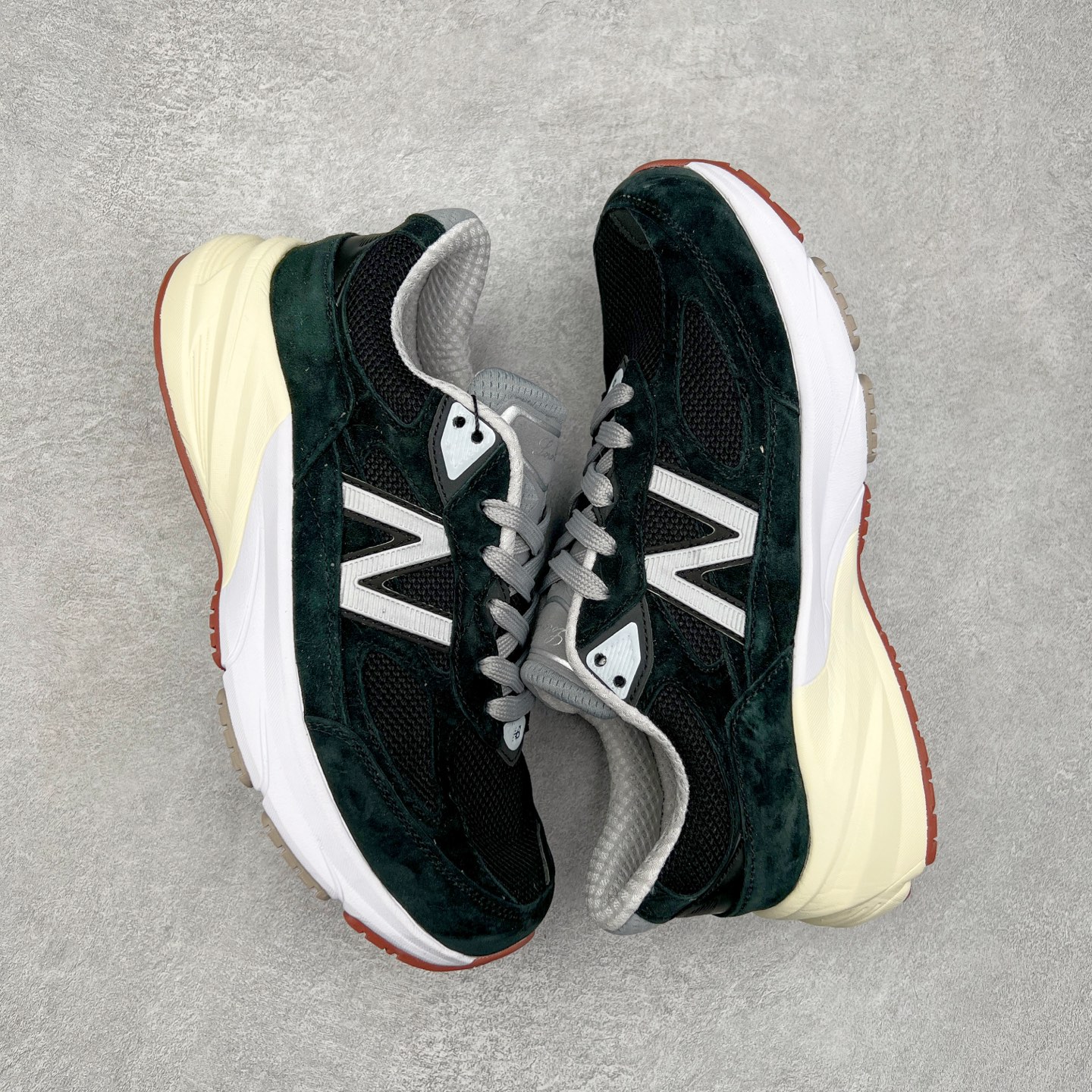 图片[3]-New Balance M990BK6 新百伦NB990V6 黑色 第六代总统复古慢跑鞋 这是一双极具现代感设计的复古跑鞋 990v6 鞋面大部分面积依旧采用麂皮和织物材质覆盖 从各种细节上看也还是有点 990v5 的影子 但相比 990v5 990v6 鞋面各种材质的拼接会更加复杂 这次 990v6 最大的改变相信大家应该也发现了 就是看上去貌似比 990v4 和 990v5 两代鞋款加起来还要厚的鞋底 其实这是 New Balance 首次采用的三重缓震组合鞋底 除了之前就有的 ABZORB 缓震科技和 ENCAP 中底 这次新加入了 FuelCell 缓震科技 看来舒适度和增高度 都要更上一层楼呀 990v6 的侧标 Logo 设计少见地没有印在绒面皮革上 而是置于网眼面料以及横跨鞋身的皮革织带之上 同时鞋舌上的标签设计并没有延用此前 990v4 和 990v5 采用的样式设计 而是采用了一种新的类似于三角徽章的设计 所以对于鞋款上的更新变化 既有延续经典的设计 也有创新性的改变 尺码：36 37 37.5 38 38.5 39 40 40.5 41.5 42 42.5 43 44 44.5 45-选品中心