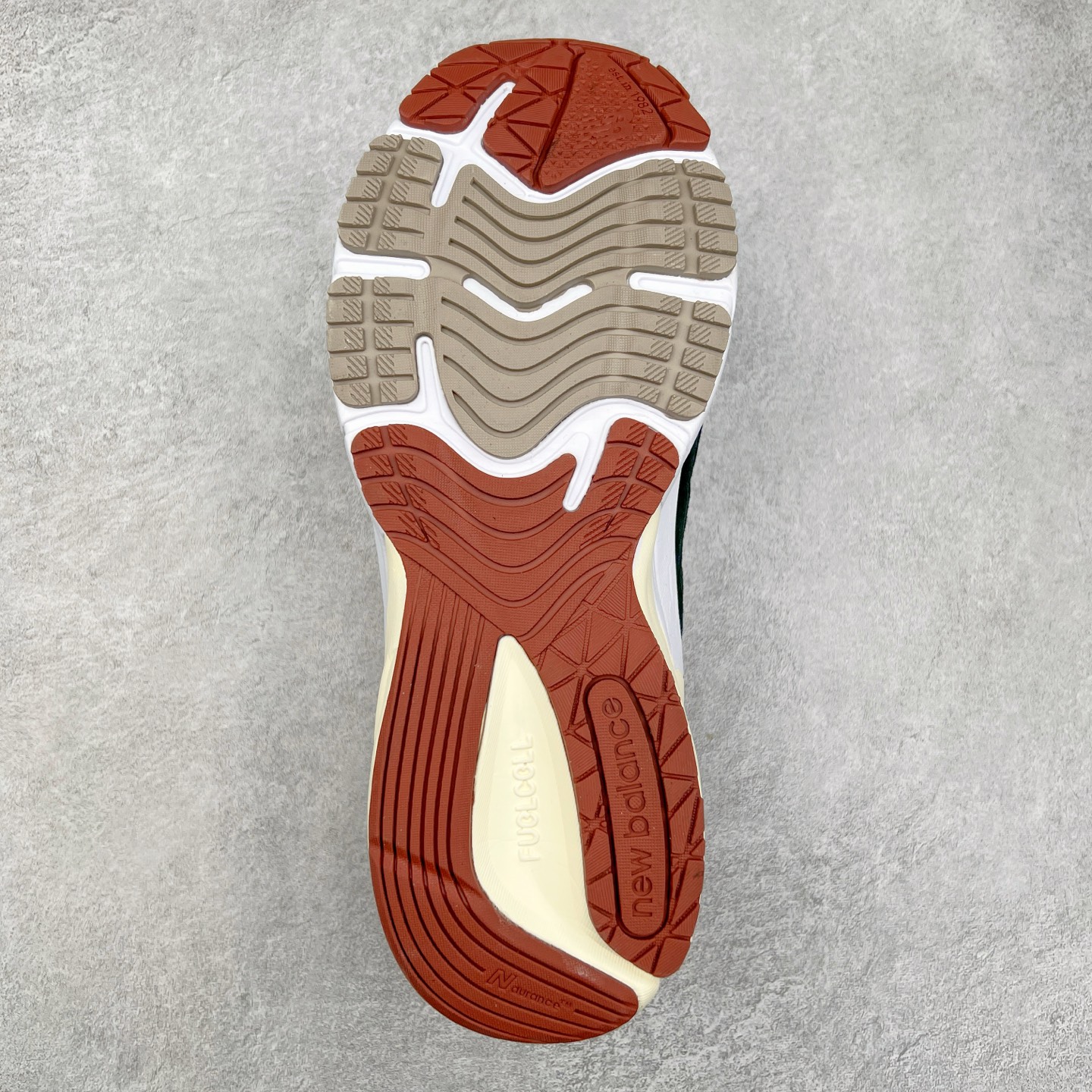 图片[9]-New Balance M990BK6 新百伦NB990V6 黑色 第六代总统复古慢跑鞋 这是一双极具现代感设计的复古跑鞋 990v6 鞋面大部分面积依旧采用麂皮和织物材质覆盖 从各种细节上看也还是有点 990v5 的影子 但相比 990v5 990v6 鞋面各种材质的拼接会更加复杂 这次 990v6 最大的改变相信大家应该也发现了 就是看上去貌似比 990v4 和 990v5 两代鞋款加起来还要厚的鞋底 其实这是 New Balance 首次采用的三重缓震组合鞋底 除了之前就有的 ABZORB 缓震科技和 ENCAP 中底 这次新加入了 FuelCell 缓震科技 看来舒适度和增高度 都要更上一层楼呀 990v6 的侧标 Logo 设计少见地没有印在绒面皮革上 而是置于网眼面料以及横跨鞋身的皮革织带之上 同时鞋舌上的标签设计并没有延用此前 990v4 和 990v5 采用的样式设计 而是采用了一种新的类似于三角徽章的设计 所以对于鞋款上的更新变化 既有延续经典的设计 也有创新性的改变 尺码：36 37 37.5 38 38.5 39 40 40.5 41.5 42 42.5 43 44 44.5 45-选品中心