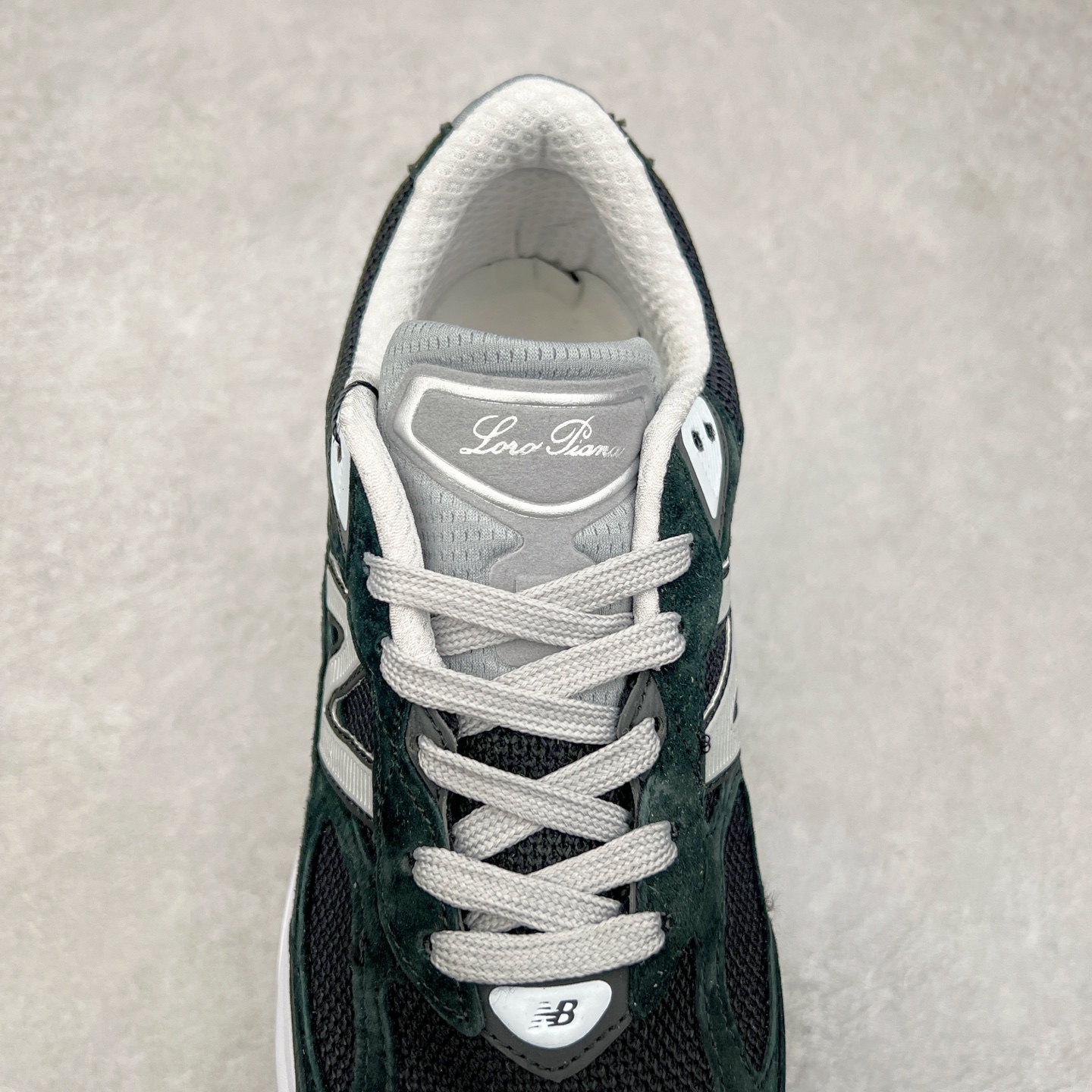 图片[5]-New Balance M990BK6 新百伦NB990V6 黑色 第六代总统复古慢跑鞋 这是一双极具现代感设计的复古跑鞋 990v6 鞋面大部分面积依旧采用麂皮和织物材质覆盖 从各种细节上看也还是有点 990v5 的影子 但相比 990v5 990v6 鞋面各种材质的拼接会更加复杂 这次 990v6 最大的改变相信大家应该也发现了 就是看上去貌似比 990v4 和 990v5 两代鞋款加起来还要厚的鞋底 其实这是 New Balance 首次采用的三重缓震组合鞋底 除了之前就有的 ABZORB 缓震科技和 ENCAP 中底 这次新加入了 FuelCell 缓震科技 看来舒适度和增高度 都要更上一层楼呀 990v6 的侧标 Logo 设计少见地没有印在绒面皮革上 而是置于网眼面料以及横跨鞋身的皮革织带之上 同时鞋舌上的标签设计并没有延用此前 990v4 和 990v5 采用的样式设计 而是采用了一种新的类似于三角徽章的设计 所以对于鞋款上的更新变化 既有延续经典的设计 也有创新性的改变 尺码：36 37 37.5 38 38.5 39 40 40.5 41.5 42 42.5 43 44 44.5 45-选品中心