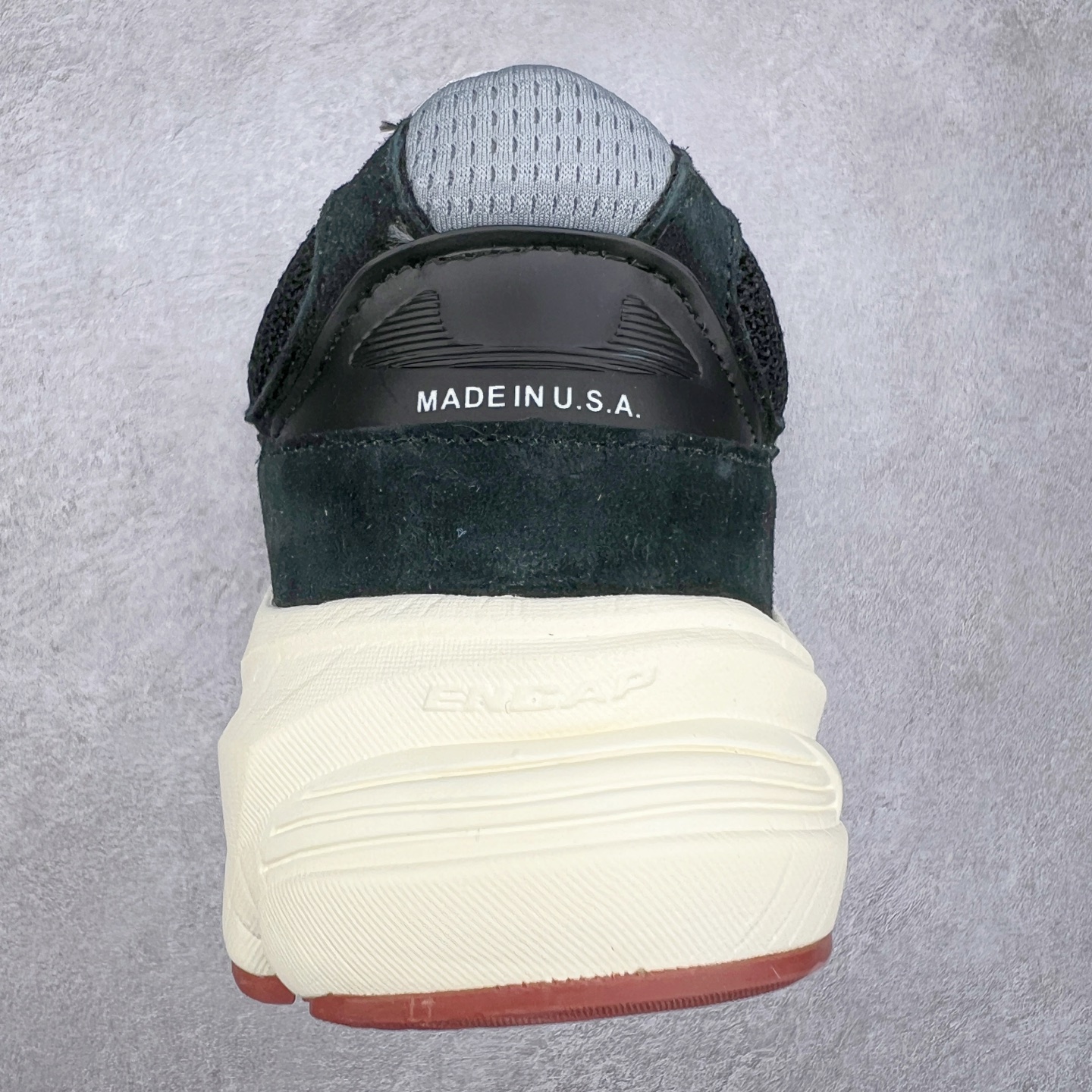 图片[8]-New Balance M990BK6 新百伦NB990V6 黑色 第六代总统复古慢跑鞋 这是一双极具现代感设计的复古跑鞋 990v6 鞋面大部分面积依旧采用麂皮和织物材质覆盖 从各种细节上看也还是有点 990v5 的影子 但相比 990v5 990v6 鞋面各种材质的拼接会更加复杂 这次 990v6 最大的改变相信大家应该也发现了 就是看上去貌似比 990v4 和 990v5 两代鞋款加起来还要厚的鞋底 其实这是 New Balance 首次采用的三重缓震组合鞋底 除了之前就有的 ABZORB 缓震科技和 ENCAP 中底 这次新加入了 FuelCell 缓震科技 看来舒适度和增高度 都要更上一层楼呀 990v6 的侧标 Logo 设计少见地没有印在绒面皮革上 而是置于网眼面料以及横跨鞋身的皮革织带之上 同时鞋舌上的标签设计并没有延用此前 990v4 和 990v5 采用的样式设计 而是采用了一种新的类似于三角徽章的设计 所以对于鞋款上的更新变化 既有延续经典的设计 也有创新性的改变 尺码：36 37 37.5 38 38.5 39 40 40.5 41.5 42 42.5 43 44 44.5 45-选品中心