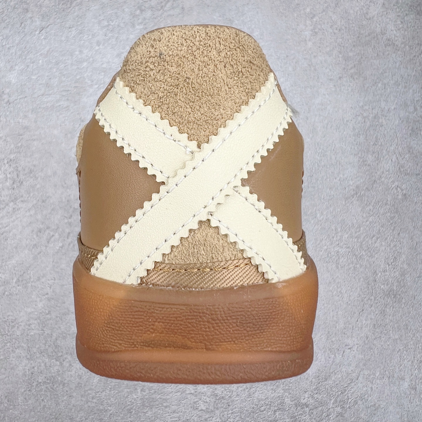 图片[8]-坏痞兔Bad Bunny x AD Gazelle Indoor Trainers 联名羚羊内训系列低帮复古百搭休闲运动德训风板鞋 JR0182 Bad Bunny本人在杂志拍摄时率先上脚带一波节奏，emm，手上拿的杂志封面还是Kylie，看来前女友和布克重新约会，这位哥也还是没放下啊…回到鞋款本身，整体选择了简约的黑白皮革搭配浅灰色长绒麂皮材质，最后以半透明生胶大底收尾，质感在线。不同于以往联名的调色盘操作，Bad Bunny对Gazelle indoor进行了加宽加厚处理，以及鞋头变形的设计，带来全新的歪头面包鞋型Gazelle。此外，鞋款标签直接呈现在后跟处，鞋侧adidas标识下方还加入了\\\”benito\\\”字样，辨识度拉满。尺码：35 36 36⅔ 37⅓ 38 38⅔ 39⅓ 40 40⅔ 41⅓ 42 42⅔ 43⅓ 44 44⅔ 45-选品中心