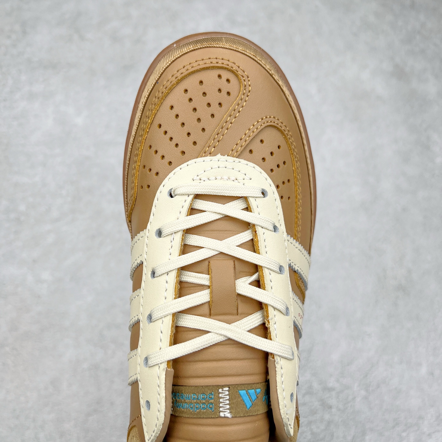 图片[4]-坏痞兔Bad Bunny x AD Gazelle Indoor Trainers 联名羚羊内训系列低帮复古百搭休闲运动德训风板鞋 JR0182 Bad Bunny本人在杂志拍摄时率先上脚带一波节奏，emm，手上拿的杂志封面还是Kylie，看来前女友和布克重新约会，这位哥也还是没放下啊…回到鞋款本身，整体选择了简约的黑白皮革搭配浅灰色长绒麂皮材质，最后以半透明生胶大底收尾，质感在线。不同于以往联名的调色盘操作，Bad Bunny对Gazelle indoor进行了加宽加厚处理，以及鞋头变形的设计，带来全新的歪头面包鞋型Gazelle。此外，鞋款标签直接呈现在后跟处，鞋侧adidas标识下方还加入了\\\”benito\\\”字样，辨识度拉满。尺码：35 36 36⅔ 37⅓ 38 38⅔ 39⅓ 40 40⅔ 41⅓ 42 42⅔ 43⅓ 44 44⅔ 45-选品中心