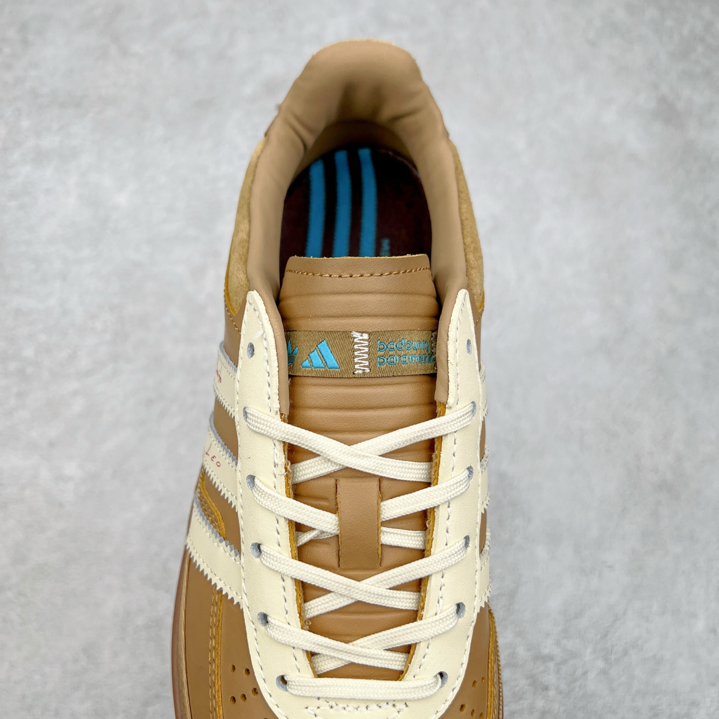 图片[5]-坏痞兔Bad Bunny x AD Gazelle Indoor Trainers 联名羚羊内训系列低帮复古百搭休闲运动德训风板鞋 JR0182 Bad Bunny本人在杂志拍摄时率先上脚带一波节奏，emm，手上拿的杂志封面还是Kylie，看来前女友和布克重新约会，这位哥也还是没放下啊…回到鞋款本身，整体选择了简约的黑白皮革搭配浅灰色长绒麂皮材质，最后以半透明生胶大底收尾，质感在线。不同于以往联名的调色盘操作，Bad Bunny对Gazelle indoor进行了加宽加厚处理，以及鞋头变形的设计，带来全新的歪头面包鞋型Gazelle。此外，鞋款标签直接呈现在后跟处，鞋侧adidas标识下方还加入了\\\”benito\\\”字样，辨识度拉满。尺码：35 36 36⅔ 37⅓ 38 38⅔ 39⅓ 40 40⅔ 41⅓ 42 42⅔ 43⅓ 44 44⅔ 45-选品中心