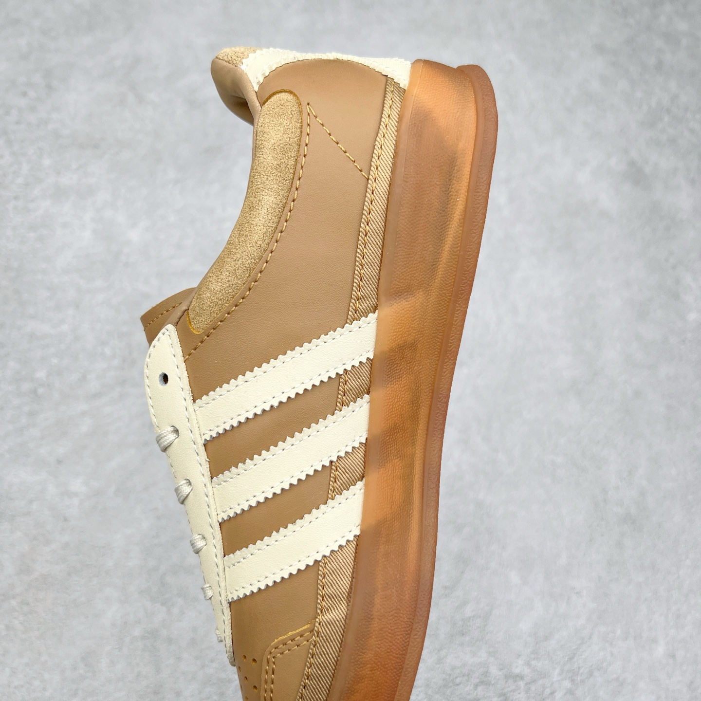 图片[7]-坏痞兔Bad Bunny x AD Gazelle Indoor Trainers 联名羚羊内训系列低帮复古百搭休闲运动德训风板鞋 JR0182 Bad Bunny本人在杂志拍摄时率先上脚带一波节奏，emm，手上拿的杂志封面还是Kylie，看来前女友和布克重新约会，这位哥也还是没放下啊…回到鞋款本身，整体选择了简约的黑白皮革搭配浅灰色长绒麂皮材质，最后以半透明生胶大底收尾，质感在线。不同于以往联名的调色盘操作，Bad Bunny对Gazelle indoor进行了加宽加厚处理，以及鞋头变形的设计，带来全新的歪头面包鞋型Gazelle。此外，鞋款标签直接呈现在后跟处，鞋侧adidas标识下方还加入了\\\”benito\\\”字样，辨识度拉满。尺码：35 36 36⅔ 37⅓ 38 38⅔ 39⅓ 40 40⅔ 41⅓ 42 42⅔ 43⅓ 44 44⅔ 45-选品中心