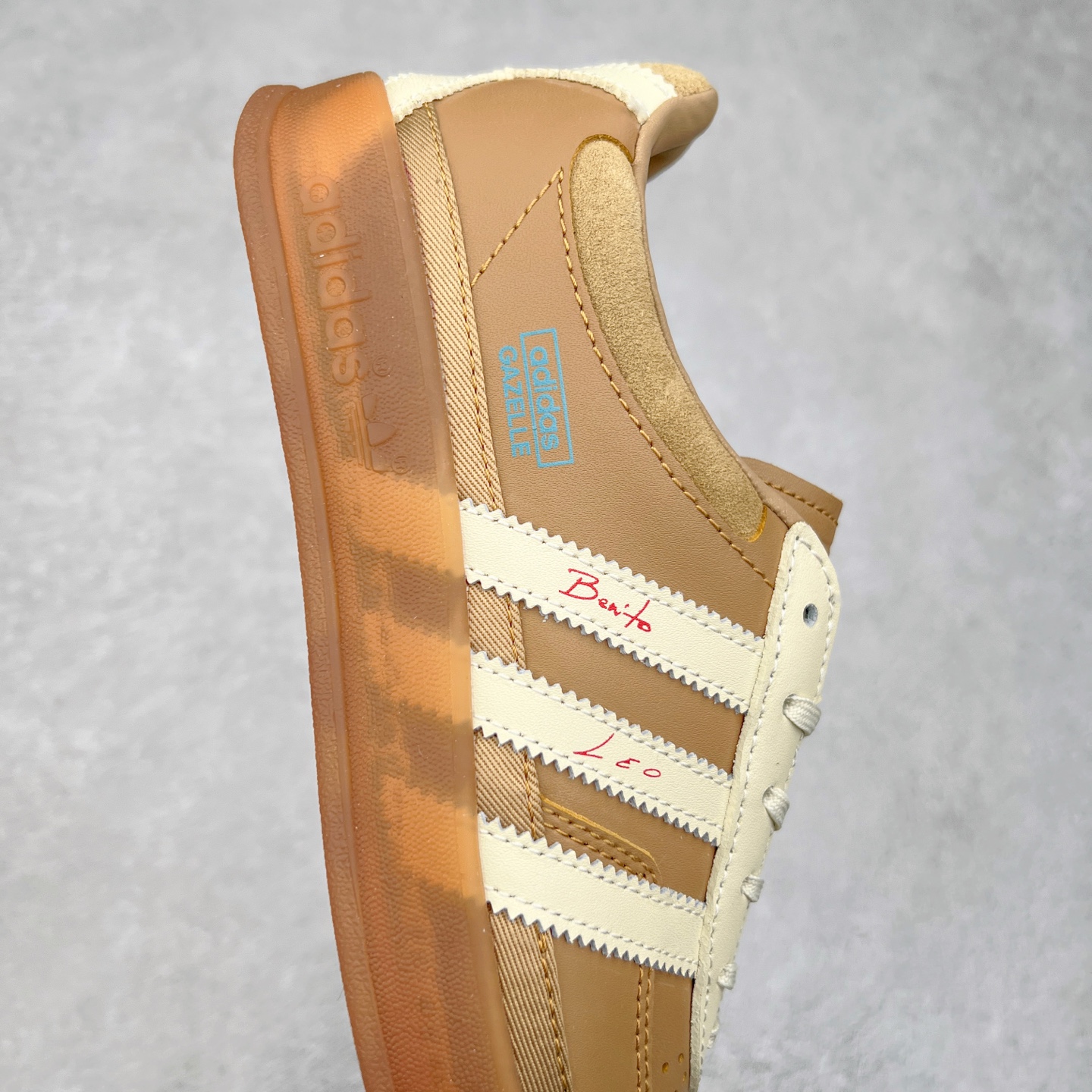 图片[6]-坏痞兔Bad Bunny x AD Gazelle Indoor Trainers 联名羚羊内训系列低帮复古百搭休闲运动德训风板鞋 JR0182 Bad Bunny本人在杂志拍摄时率先上脚带一波节奏，emm，手上拿的杂志封面还是Kylie，看来前女友和布克重新约会，这位哥也还是没放下啊…回到鞋款本身，整体选择了简约的黑白皮革搭配浅灰色长绒麂皮材质，最后以半透明生胶大底收尾，质感在线。不同于以往联名的调色盘操作，Bad Bunny对Gazelle indoor进行了加宽加厚处理，以及鞋头变形的设计，带来全新的歪头面包鞋型Gazelle。此外，鞋款标签直接呈现在后跟处，鞋侧adidas标识下方还加入了\\\”benito\\\”字样，辨识度拉满。尺码：35 36 36⅔ 37⅓ 38 38⅔ 39⅓ 40 40⅔ 41⅓ 42 42⅔ 43⅓ 44 44⅔ 45-选品中心