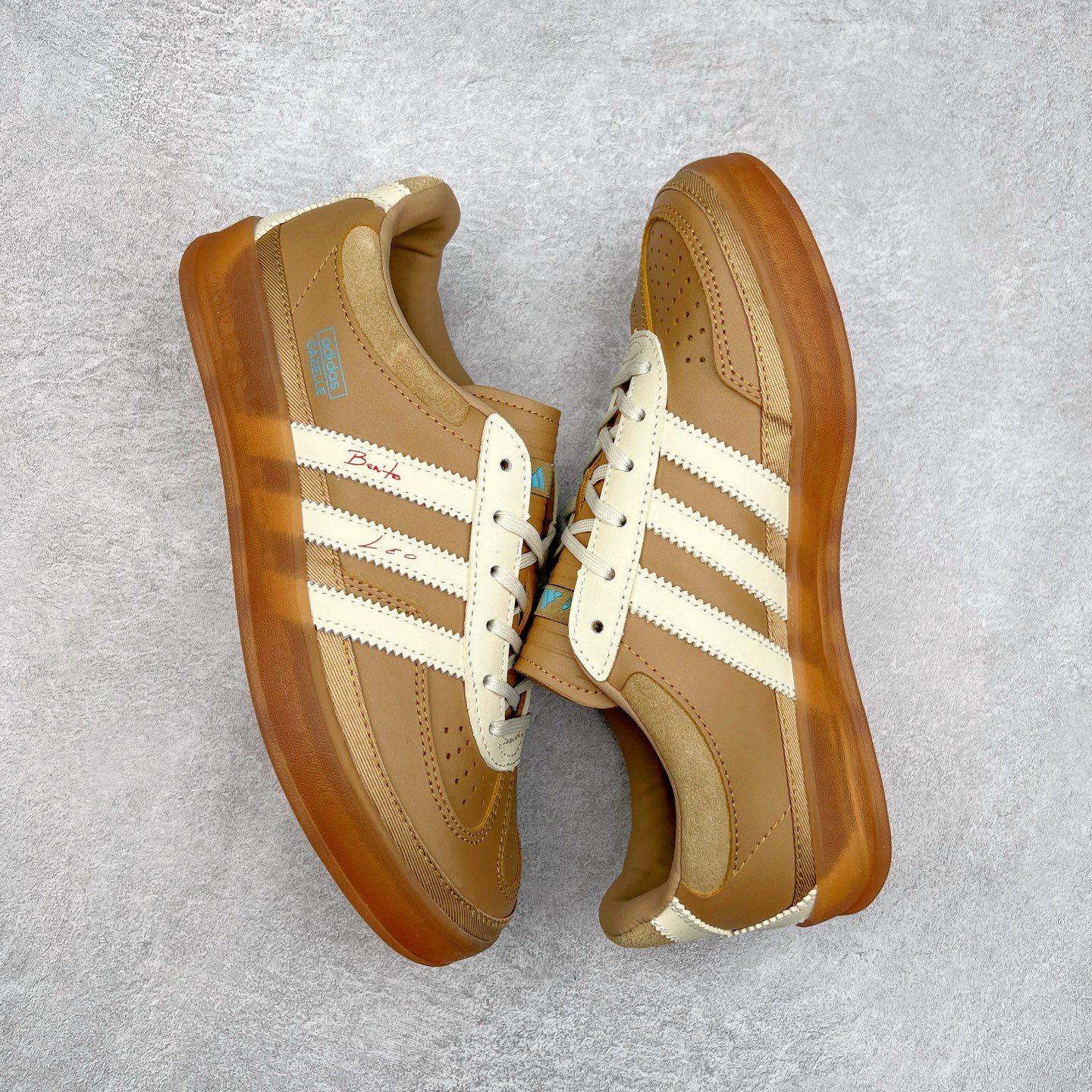 图片[3]-坏痞兔Bad Bunny x AD Gazelle Indoor Trainers 联名羚羊内训系列低帮复古百搭休闲运动德训风板鞋 JR0182 Bad Bunny本人在杂志拍摄时率先上脚带一波节奏，emm，手上拿的杂志封面还是Kylie，看来前女友和布克重新约会，这位哥也还是没放下啊…回到鞋款本身，整体选择了简约的黑白皮革搭配浅灰色长绒麂皮材质，最后以半透明生胶大底收尾，质感在线。不同于以往联名的调色盘操作，Bad Bunny对Gazelle indoor进行了加宽加厚处理，以及鞋头变形的设计，带来全新的歪头面包鞋型Gazelle。此外，鞋款标签直接呈现在后跟处，鞋侧adidas标识下方还加入了\\\”benito\\\”字样，辨识度拉满。尺码：35 36 36⅔ 37⅓ 38 38⅔ 39⅓ 40 40⅔ 41⅓ 42 42⅔ 43⅓ 44 44⅔ 45-选品中心