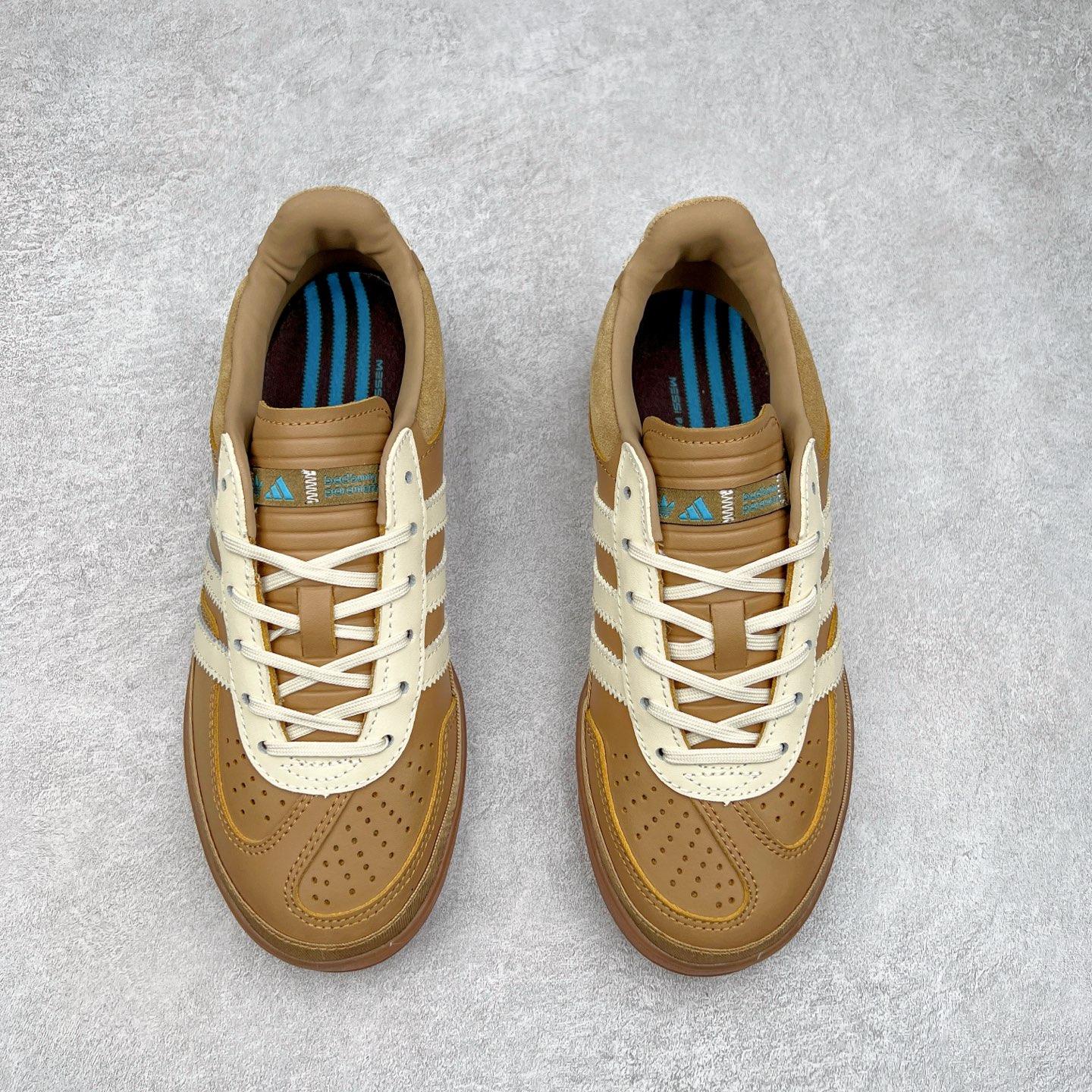 图片[2]-坏痞兔Bad Bunny x AD Gazelle Indoor Trainers 联名羚羊内训系列低帮复古百搭休闲运动德训风板鞋 JR0182 Bad Bunny本人在杂志拍摄时率先上脚带一波节奏，emm，手上拿的杂志封面还是Kylie，看来前女友和布克重新约会，这位哥也还是没放下啊…回到鞋款本身，整体选择了简约的黑白皮革搭配浅灰色长绒麂皮材质，最后以半透明生胶大底收尾，质感在线。不同于以往联名的调色盘操作，Bad Bunny对Gazelle indoor进行了加宽加厚处理，以及鞋头变形的设计，带来全新的歪头面包鞋型Gazelle。此外，鞋款标签直接呈现在后跟处，鞋侧adidas标识下方还加入了\\\”benito\\\”字样，辨识度拉满。尺码：35 36 36⅔ 37⅓ 38 38⅔ 39⅓ 40 40⅔ 41⅓ 42 42⅔ 43⅓ 44 44⅔ 45-选品中心