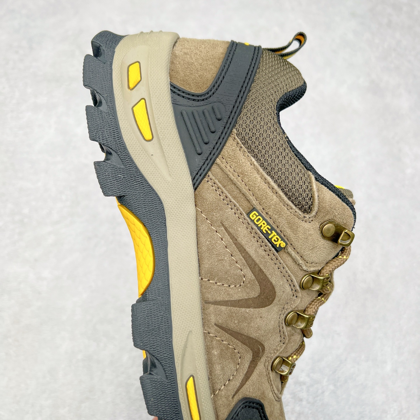 图片[6]-The North Face 北面 乐斯菲斯户外运动休闲登山鞋越野徒步鞋 广东大厂品质 面料采用进口磨砂牛皮 鞋底采用Vibram黄金大底 专门为鞋底设计的橡胶以出色的耐磨性 良好的防滑性或得不少户外运动爱好者的喜欢 专业户外登山品牌（北面）The North Face自1966年创立，由两位热爱登山徒步的年轻登山者于美西旧金山开创，不断透过研发与创新，并且将最先进的技术结合在服装与鞋款设计，生产多种外型帅气且专业能力非常强的户外运动装备而备受欢迎。尺码：40-45（运动鞋码）-选品中心