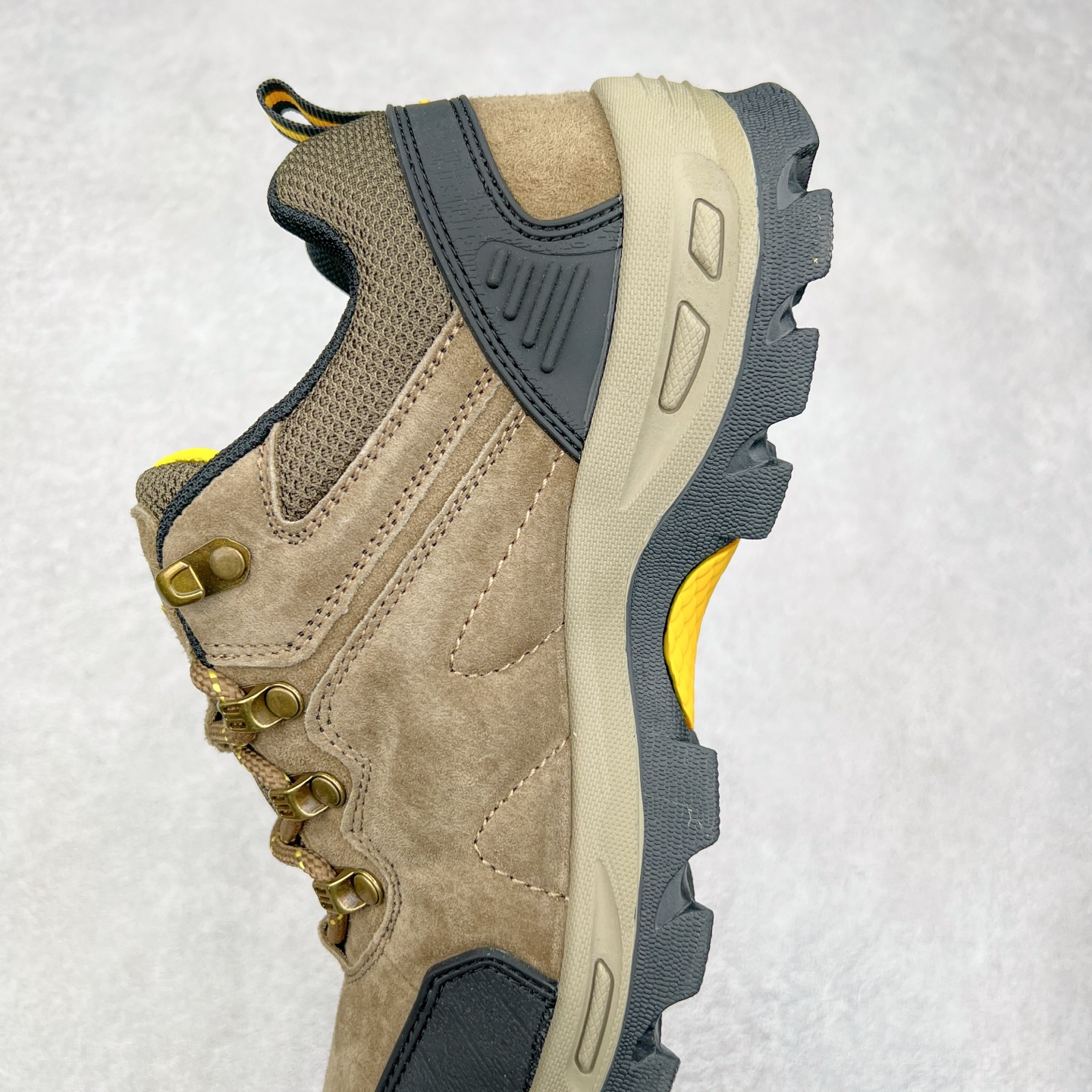 图片[7]-The North Face 北面 乐斯菲斯户外运动休闲登山鞋越野徒步鞋 广东大厂品质 面料采用进口磨砂牛皮 鞋底采用Vibram黄金大底 专门为鞋底设计的橡胶以出色的耐磨性 良好的防滑性或得不少户外运动爱好者的喜欢 专业户外登山品牌（北面）The North Face自1966年创立，由两位热爱登山徒步的年轻登山者于美西旧金山开创，不断透过研发与创新，并且将最先进的技术结合在服装与鞋款设计，生产多种外型帅气且专业能力非常强的户外运动装备而备受欢迎。尺码：40-45（运动鞋码）-选品中心