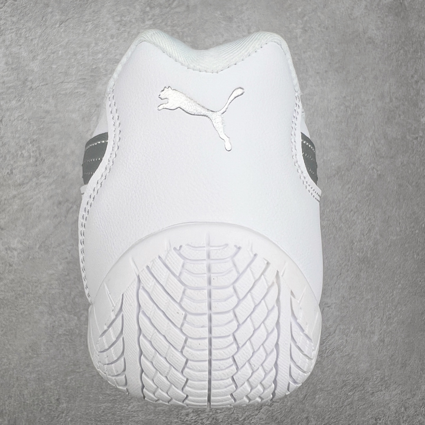 图片[8]-＃TG特价福利 PUMA Speedca OG 彪马极速赛车系列低帮德训风拼接复古百搭休闲运动赛车鞋 鞋款从80、90年代赛车手所穿的防火赛车鞋为原型，鞋身线条模仿了赛车的流线廓形，体现了空气动力学原理的结构。简约流畅的外观，恰好又和贯穿其中的Formstrip Logo融合恰到好处，视觉上细节丰富且协调。本次Speedcat OG鞋款归来，最大看点自然式保留了窄版鞋型以及薄底构造。这两年各品牌鞋底越做越厚，Speedcat反其道而行之，上脚几乎无鞋底的效果带来耳目一新的视觉体验。鞋面依旧是以质感细腻的麂皮材质打造，并且大面积近乎全包裹的使用，复古味道也愈发浓烈。配色上更是将最原始的黑色和红色带回，向F1赛车队的标志性队服致敬。相信让各位一眼种草的更多是出挑的大红色，上脚即可瞬间点亮整体造型，在以球鞋为核心的OOTD中脱颖而出。而另一款黑色则是低调的万金油，彰显新潮个性的同时又不喧宾夺主，也是热爱简约系穿搭朋友的首选。 尺码：35.5 36 37 37.5 38 38.5 39 40 40.5 41 42 42.5 43 44 44.5 45-选品中心