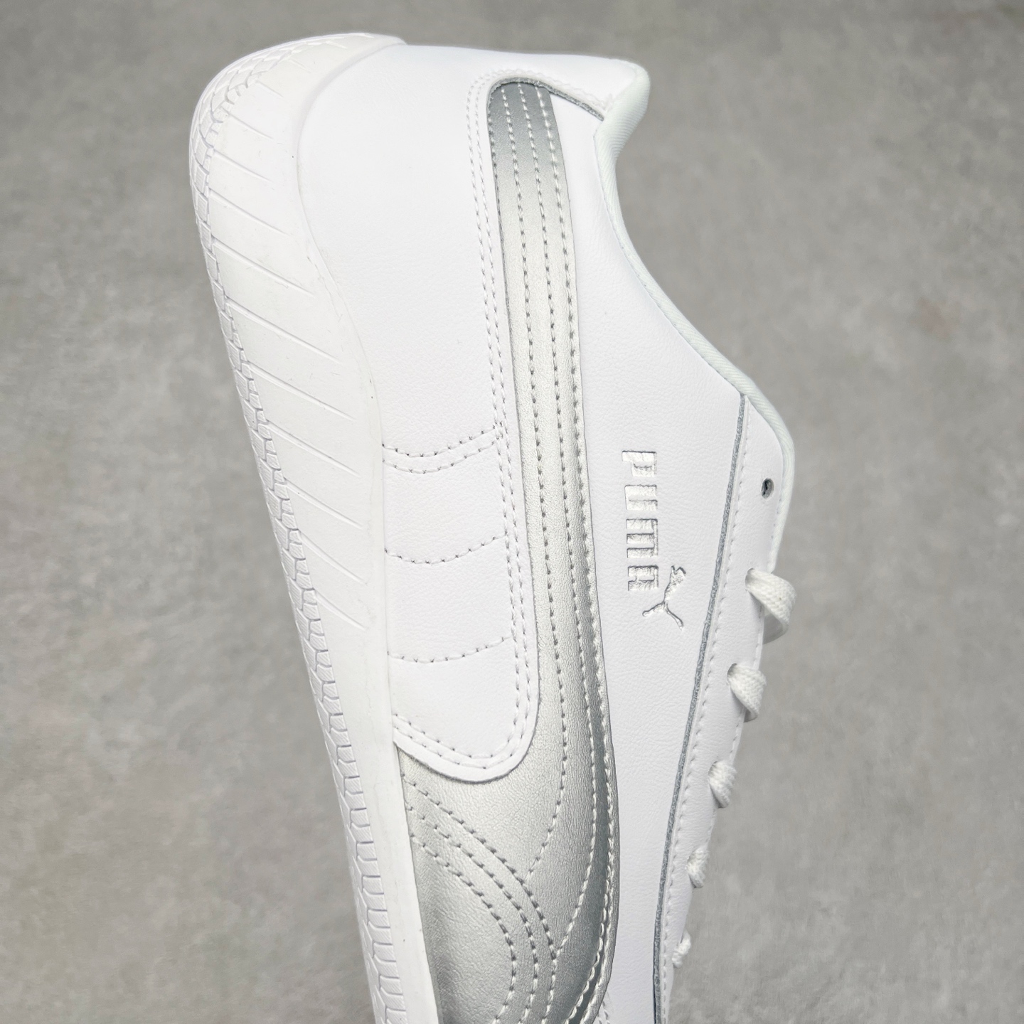 图片[6]-＃TG特价福利 PUMA Speedca OG 彪马极速赛车系列低帮德训风拼接复古百搭休闲运动赛车鞋 鞋款从80、90年代赛车手所穿的防火赛车鞋为原型，鞋身线条模仿了赛车的流线廓形，体现了空气动力学原理的结构。简约流畅的外观，恰好又和贯穿其中的Formstrip Logo融合恰到好处，视觉上细节丰富且协调。本次Speedcat OG鞋款归来，最大看点自然式保留了窄版鞋型以及薄底构造。这两年各品牌鞋底越做越厚，Speedcat反其道而行之，上脚几乎无鞋底的效果带来耳目一新的视觉体验。鞋面依旧是以质感细腻的麂皮材质打造，并且大面积近乎全包裹的使用，复古味道也愈发浓烈。配色上更是将最原始的黑色和红色带回，向F1赛车队的标志性队服致敬。相信让各位一眼种草的更多是出挑的大红色，上脚即可瞬间点亮整体造型，在以球鞋为核心的OOTD中脱颖而出。而另一款黑色则是低调的万金油，彰显新潮个性的同时又不喧宾夺主，也是热爱简约系穿搭朋友的首选。 尺码：35.5 36 37 37.5 38 38.5 39 40 40.5 41 42 42.5 43 44 44.5 45-选品中心