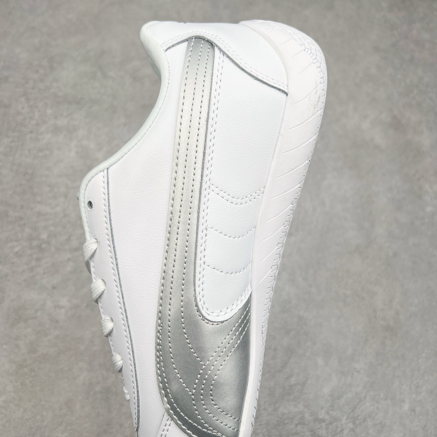 图片[7]-＃TG特价福利 PUMA Speedca OG 彪马极速赛车系列低帮德训风拼接复古百搭休闲运动赛车鞋 鞋款从80、90年代赛车手所穿的防火赛车鞋为原型，鞋身线条模仿了赛车的流线廓形，体现了空气动力学原理的结构。简约流畅的外观，恰好又和贯穿其中的Formstrip Logo融合恰到好处，视觉上细节丰富且协调。本次Speedcat OG鞋款归来，最大看点自然式保留了窄版鞋型以及薄底构造。这两年各品牌鞋底越做越厚，Speedcat反其道而行之，上脚几乎无鞋底的效果带来耳目一新的视觉体验。鞋面依旧是以质感细腻的麂皮材质打造，并且大面积近乎全包裹的使用，复古味道也愈发浓烈。配色上更是将最原始的黑色和红色带回，向F1赛车队的标志性队服致敬。相信让各位一眼种草的更多是出挑的大红色，上脚即可瞬间点亮整体造型，在以球鞋为核心的OOTD中脱颖而出。而另一款黑色则是低调的万金油，彰显新潮个性的同时又不喧宾夺主，也是热爱简约系穿搭朋友的首选。 尺码：35.5 36 37 37.5 38 38.5 39 40 40.5 41 42 42.5 43 44 44.5 45-选品中心