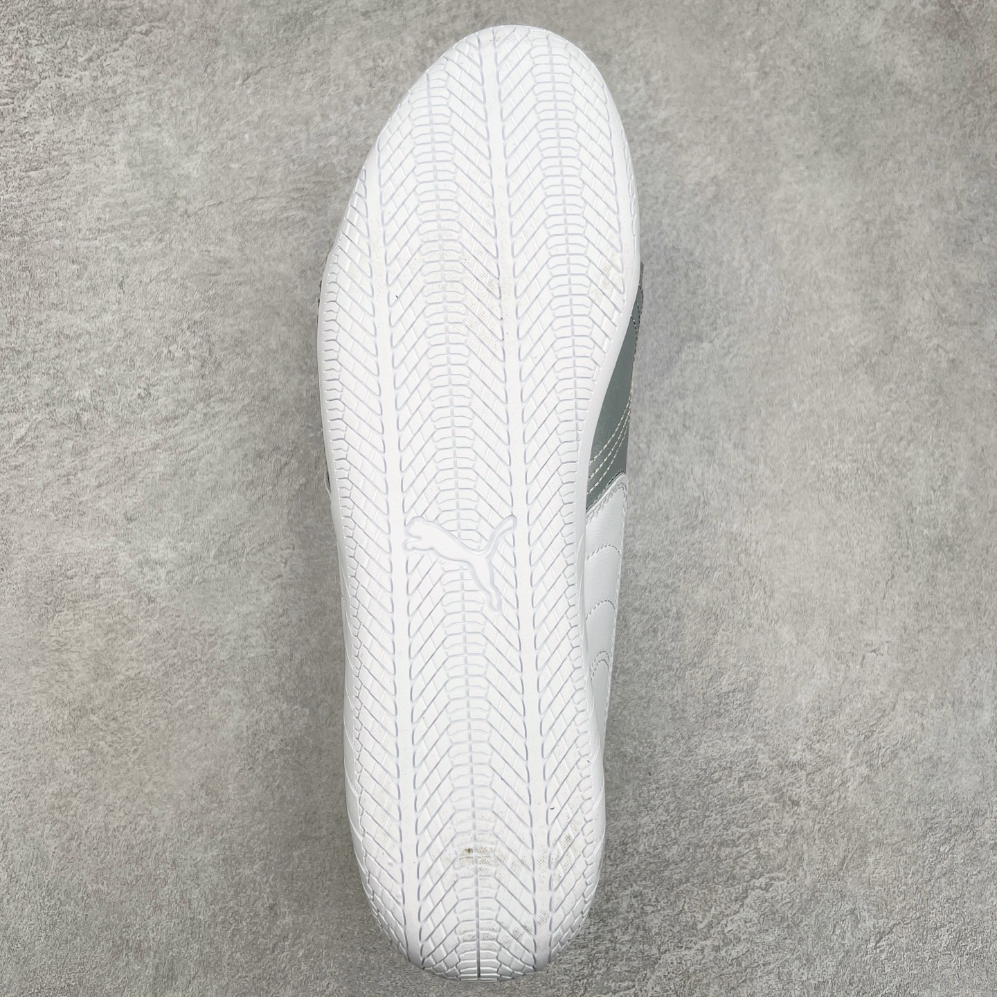 图片[9]-＃TG特价福利 PUMA Speedca OG 彪马极速赛车系列低帮德训风拼接复古百搭休闲运动赛车鞋 鞋款从80、90年代赛车手所穿的防火赛车鞋为原型，鞋身线条模仿了赛车的流线廓形，体现了空气动力学原理的结构。简约流畅的外观，恰好又和贯穿其中的Formstrip Logo融合恰到好处，视觉上细节丰富且协调。本次Speedcat OG鞋款归来，最大看点自然式保留了窄版鞋型以及薄底构造。这两年各品牌鞋底越做越厚，Speedcat反其道而行之，上脚几乎无鞋底的效果带来耳目一新的视觉体验。鞋面依旧是以质感细腻的麂皮材质打造，并且大面积近乎全包裹的使用，复古味道也愈发浓烈。配色上更是将最原始的黑色和红色带回，向F1赛车队的标志性队服致敬。相信让各位一眼种草的更多是出挑的大红色，上脚即可瞬间点亮整体造型，在以球鞋为核心的OOTD中脱颖而出。而另一款黑色则是低调的万金油，彰显新潮个性的同时又不喧宾夺主，也是热爱简约系穿搭朋友的首选。 尺码：35.5 36 37 37.5 38 38.5 39 40 40.5 41 42 42.5 43 44 44.5 45-选品中心