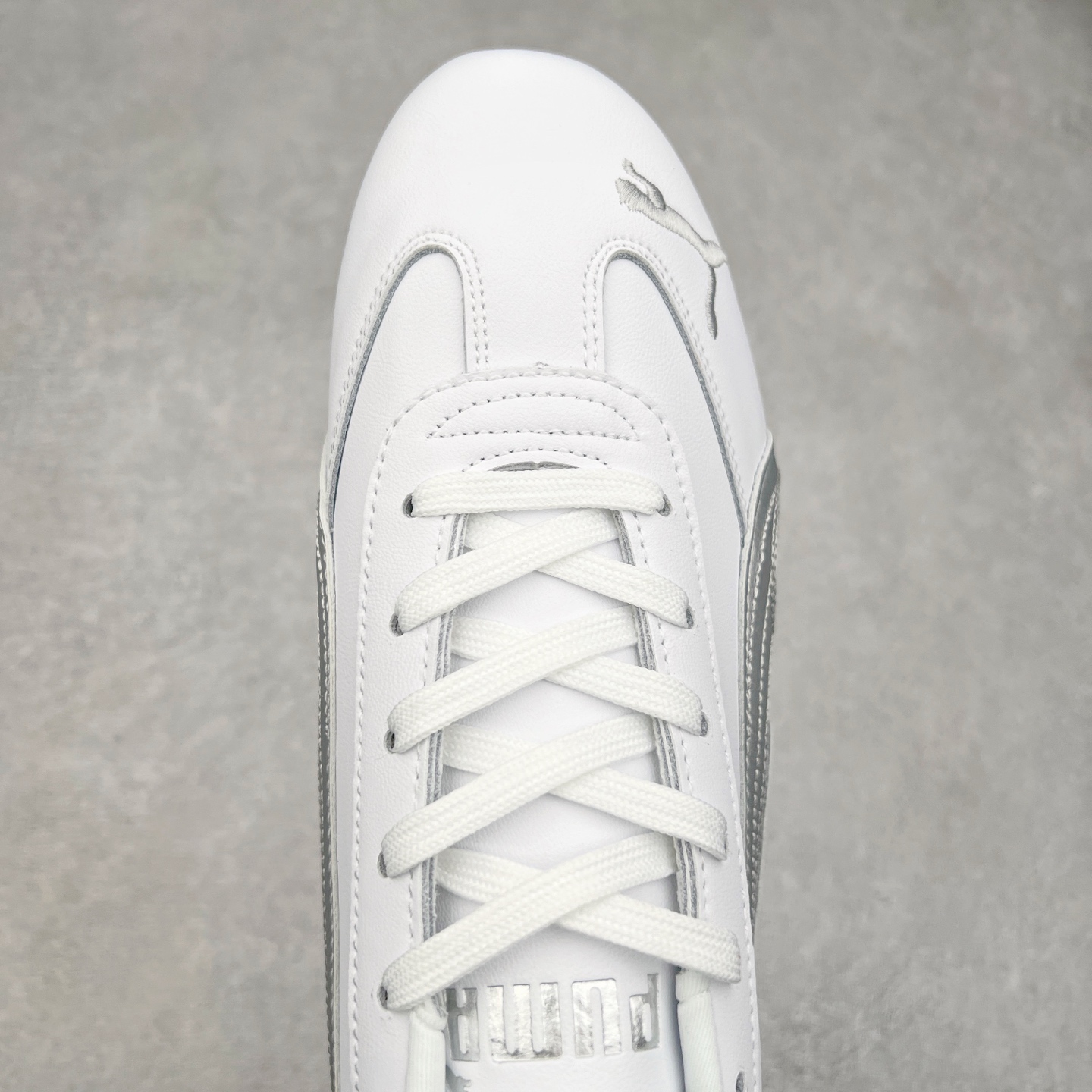 图片[4]-＃TG特价福利 PUMA Speedca OG 彪马极速赛车系列低帮德训风拼接复古百搭休闲运动赛车鞋 鞋款从80、90年代赛车手所穿的防火赛车鞋为原型，鞋身线条模仿了赛车的流线廓形，体现了空气动力学原理的结构。简约流畅的外观，恰好又和贯穿其中的Formstrip Logo融合恰到好处，视觉上细节丰富且协调。本次Speedcat OG鞋款归来，最大看点自然式保留了窄版鞋型以及薄底构造。这两年各品牌鞋底越做越厚，Speedcat反其道而行之，上脚几乎无鞋底的效果带来耳目一新的视觉体验。鞋面依旧是以质感细腻的麂皮材质打造，并且大面积近乎全包裹的使用，复古味道也愈发浓烈。配色上更是将最原始的黑色和红色带回，向F1赛车队的标志性队服致敬。相信让各位一眼种草的更多是出挑的大红色，上脚即可瞬间点亮整体造型，在以球鞋为核心的OOTD中脱颖而出。而另一款黑色则是低调的万金油，彰显新潮个性的同时又不喧宾夺主，也是热爱简约系穿搭朋友的首选。 尺码：35.5 36 37 37.5 38 38.5 39 40 40.5 41 42 42.5 43 44 44.5 45-选品中心